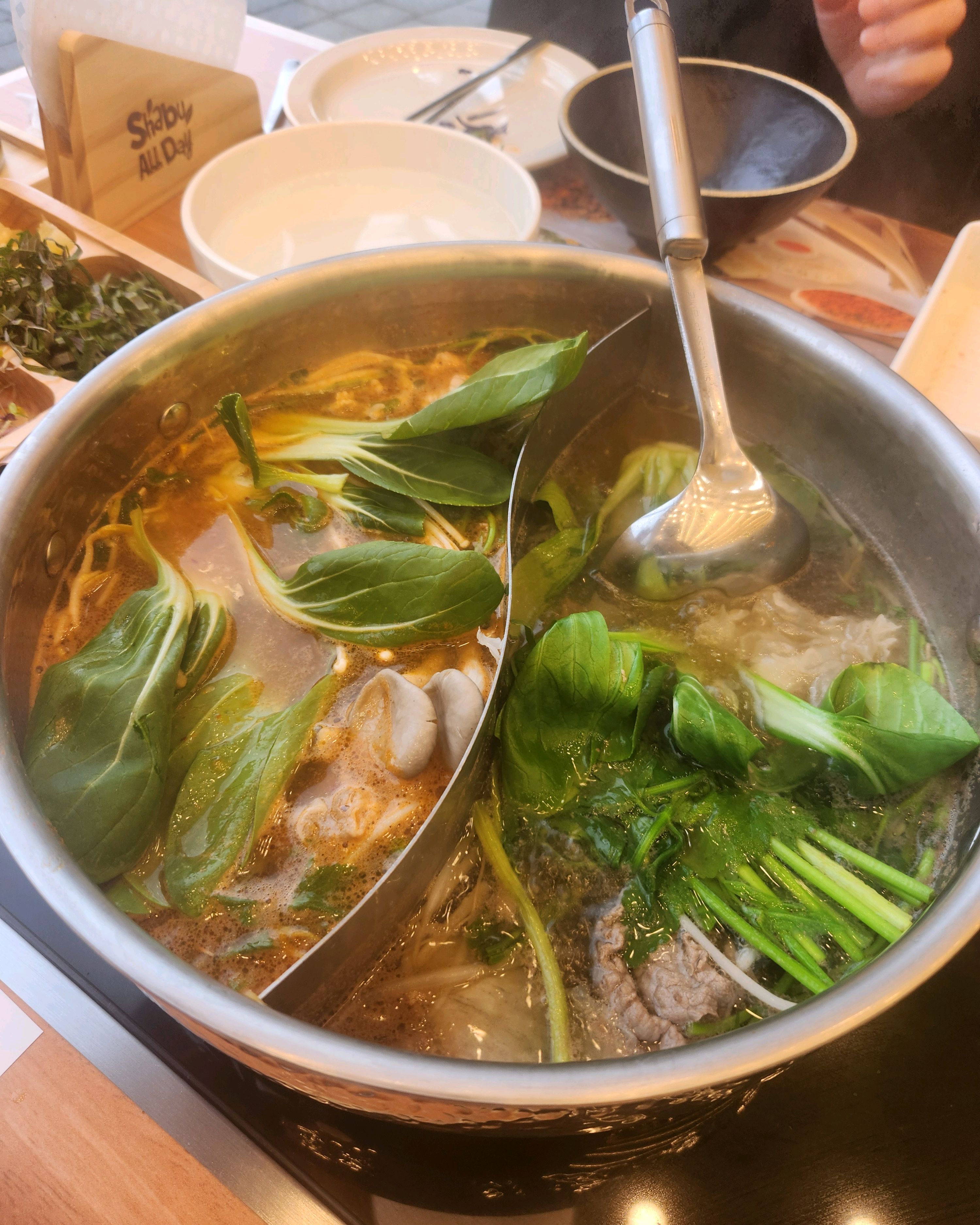 사이드메뉴가 다양하고 고기 질도 좋아요.삼겹살 꼭 드세요. - 하남 미사 맛집 샤브올데이 하남미사점