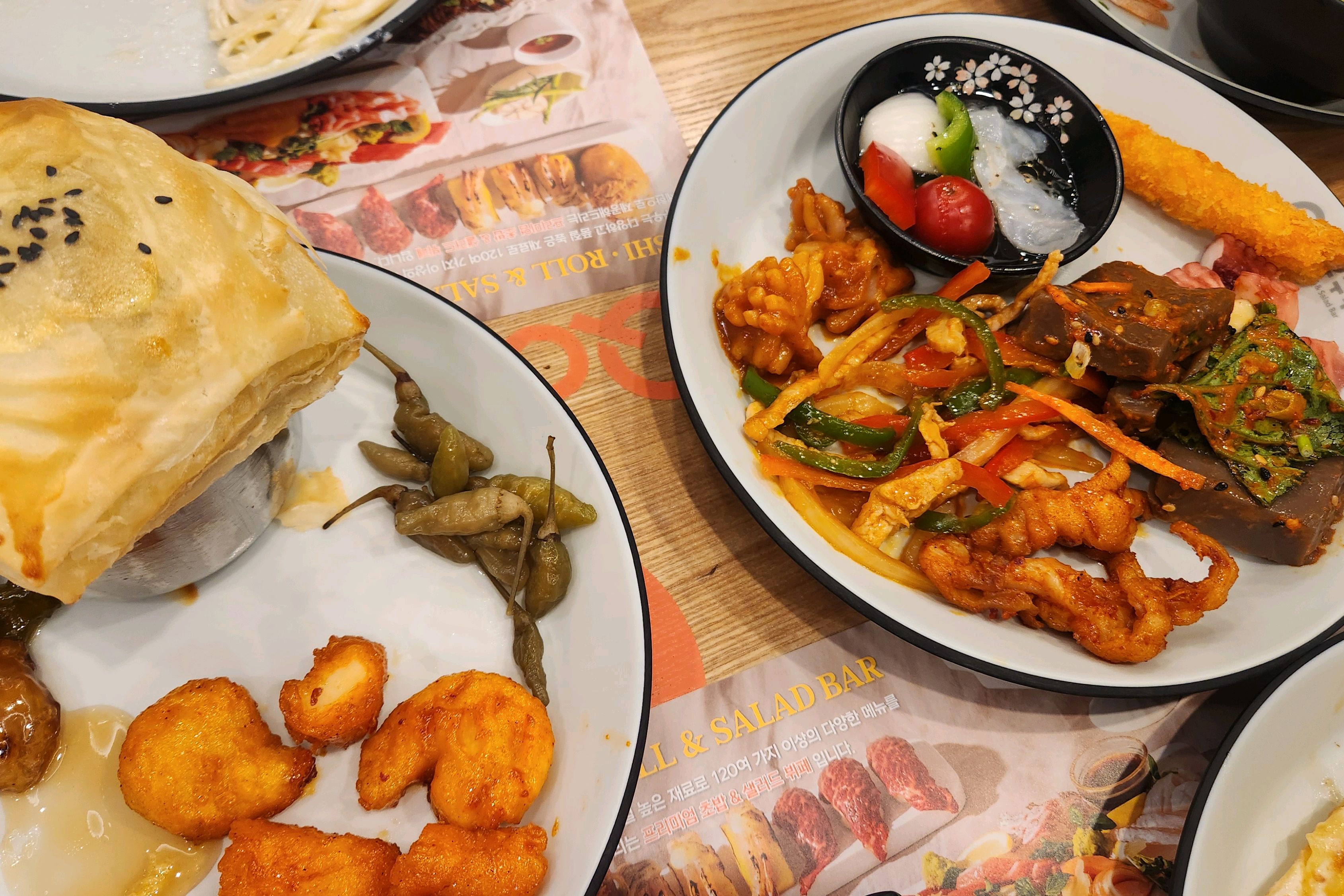 바다 뷰쪽에서 먹은건 아니지만 바다뷰식사는 너무 좋을것 같아요. 비도 오고, 분위기 좋아요