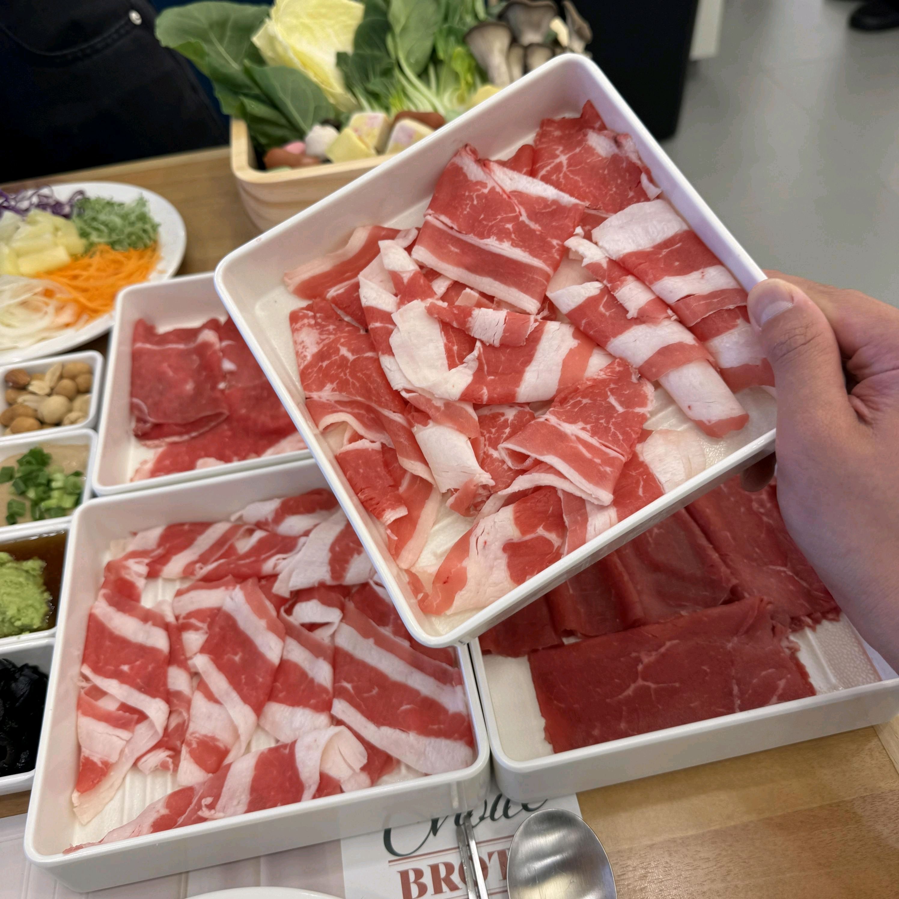 오늘 친구랑 같이 샤브샤브 먹으러 갔는데 프리미엄 소고기 육질이 정말 좋네요 잘 먹고 왔어