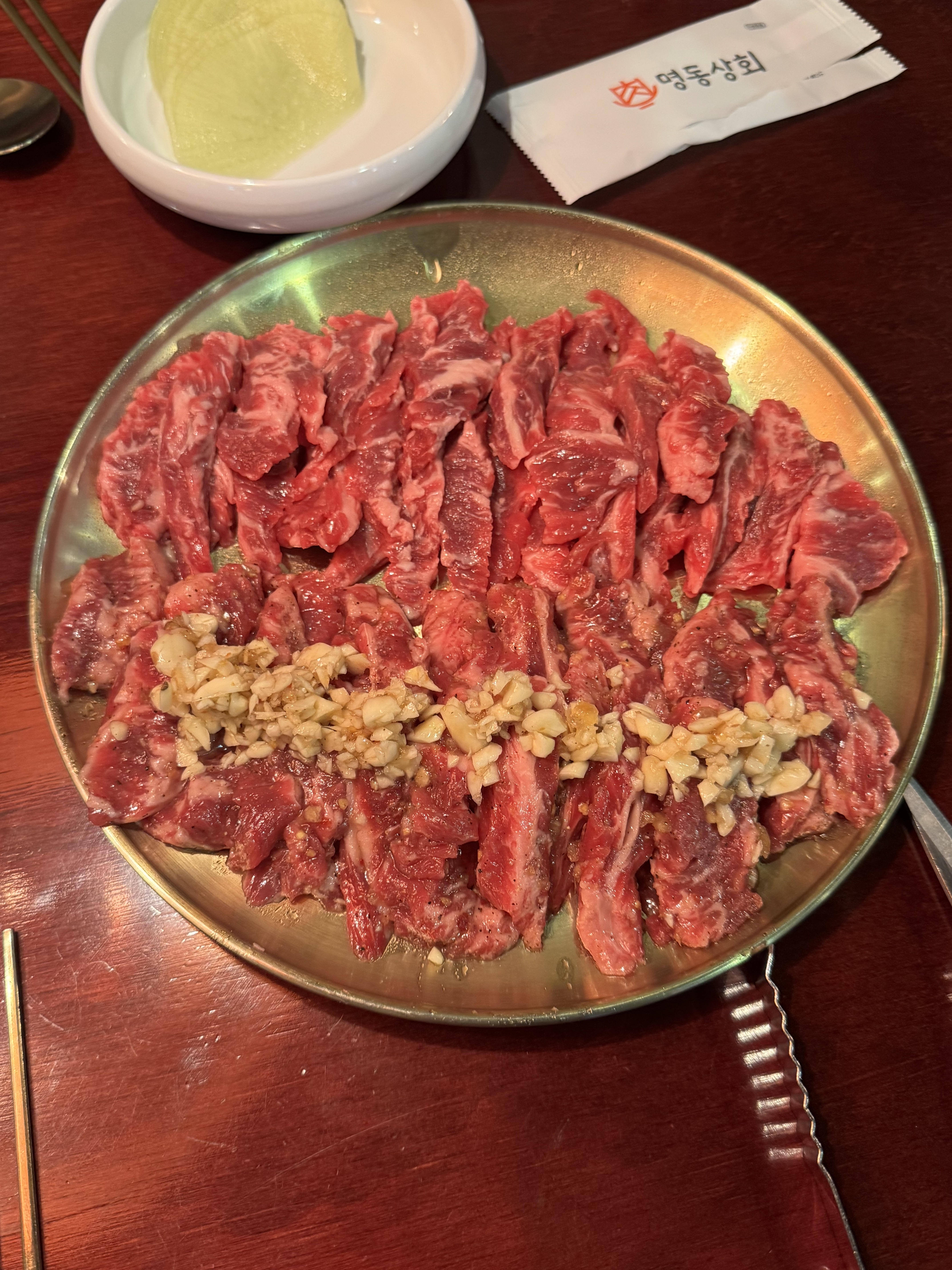 고기가 양도 많고 맛있어요! 분위기도 좋아서 데이트하기 좋습니다~👍 - 천호동 맛집 명동상회 천호점