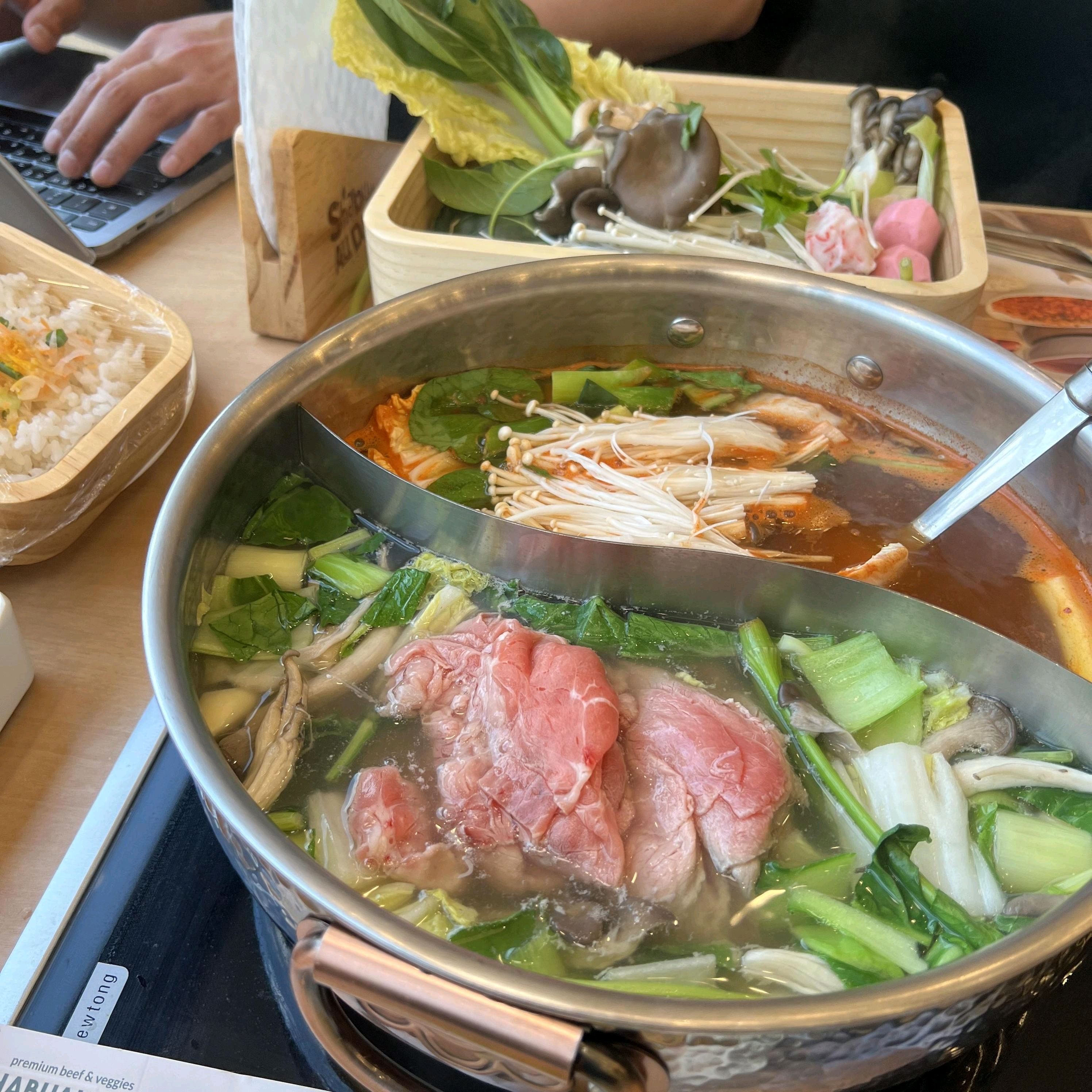 샐러드바랑 월남쌈 다 무제한으로 즐길 수 있으니 오히려 더 좋네요 샤브샤브 국물도 진하고
