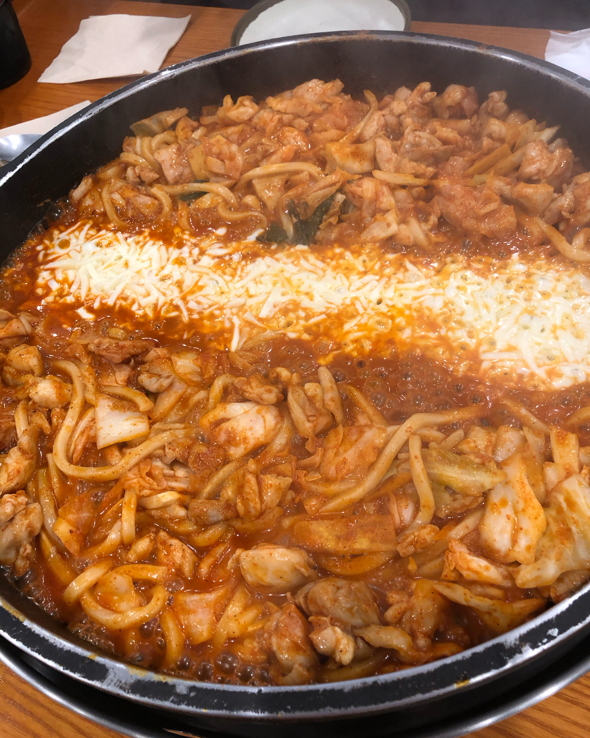 엄청 좋은 치즈 쓰시네요. 잡냄새 없는 닭과 잘 어울려요. 맵지는 않은데 카레맛이 조금