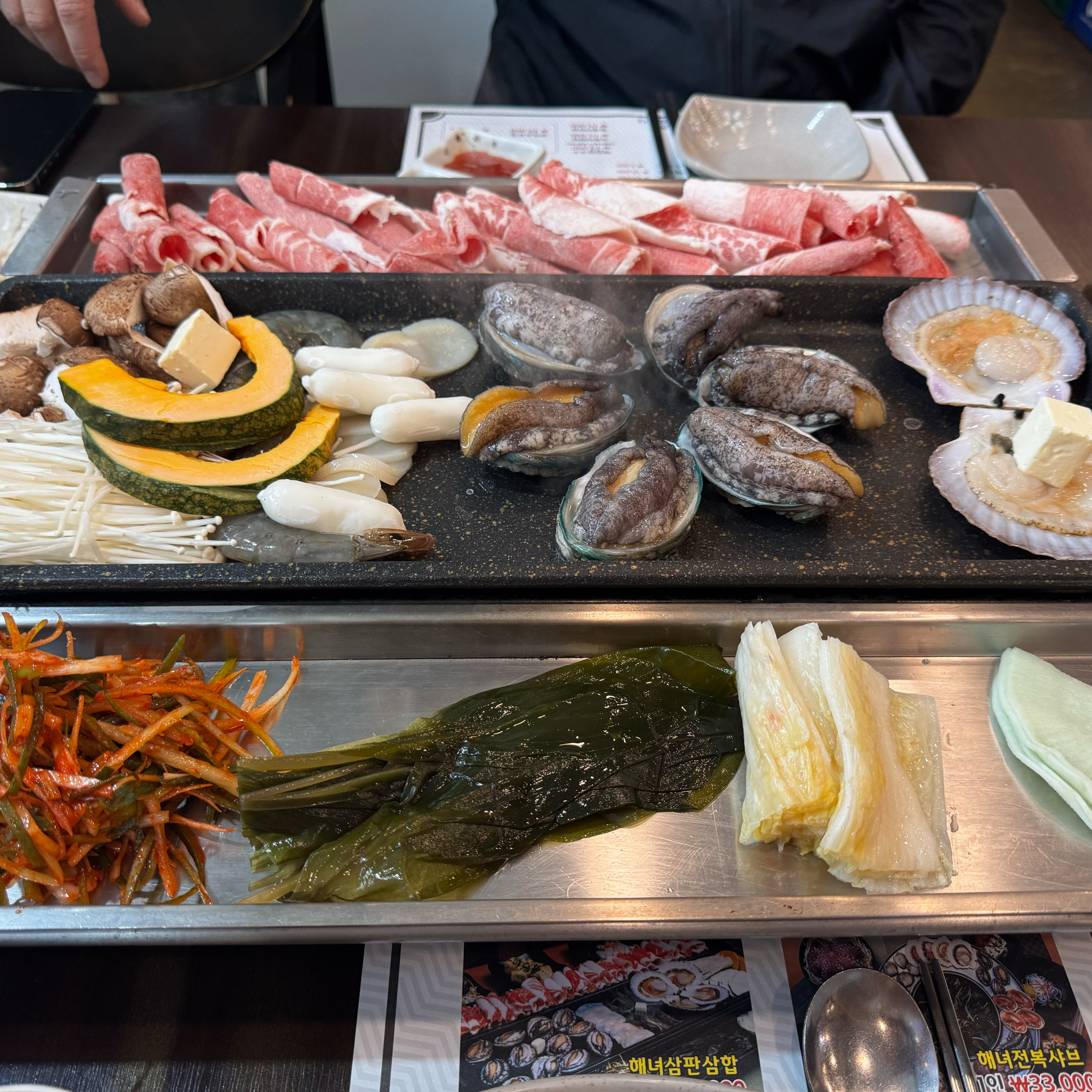 삼판삼합은 처음 먹어봤는데 전복도 살아있는 활전복이 나왔고! 관자랑 우삼겹과 함께 명이나물