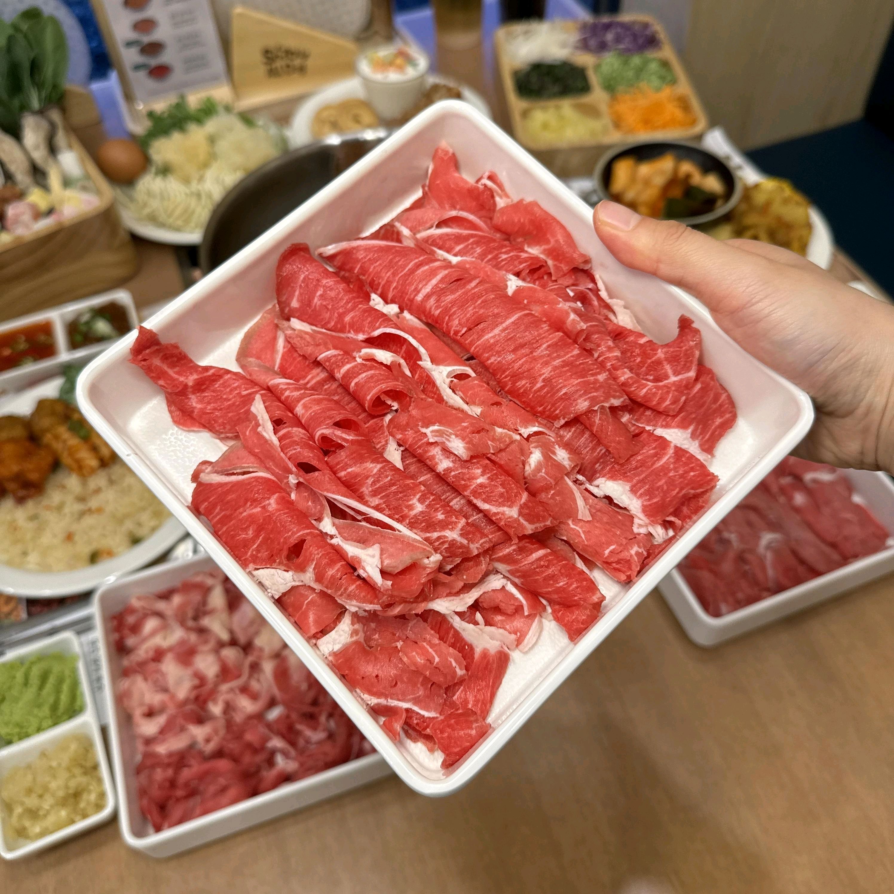 신선한 재료로 샤브샤브 즐겼는데 정말 좋았어요. 육수가 담백하고 깔끔한 맛이었고 채소도 싱