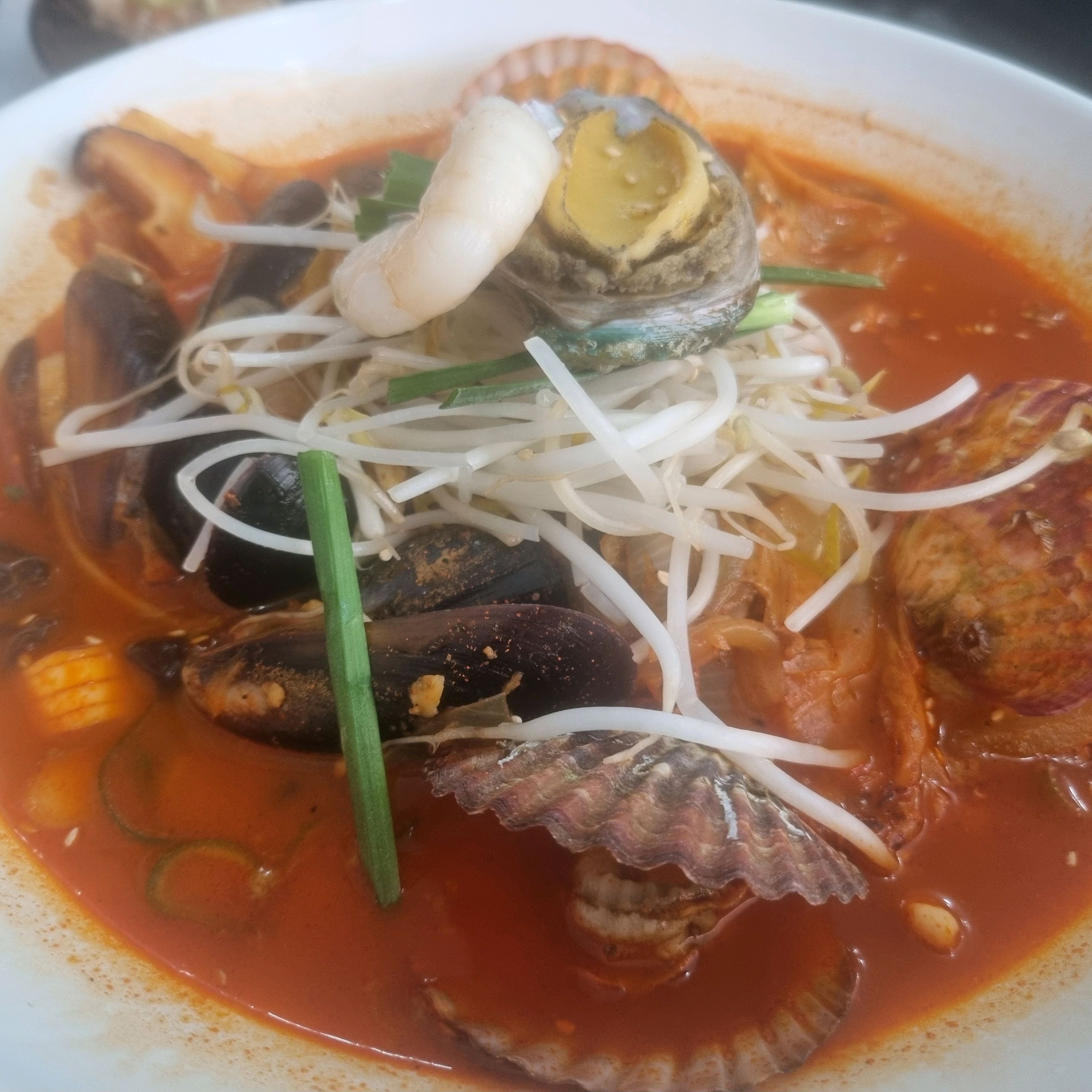 둘이서 해물짬뽕과 탕수육미니 시켜도 충분했어요. 면은 별로인데 국물이 맛있네요. 가게 앞에