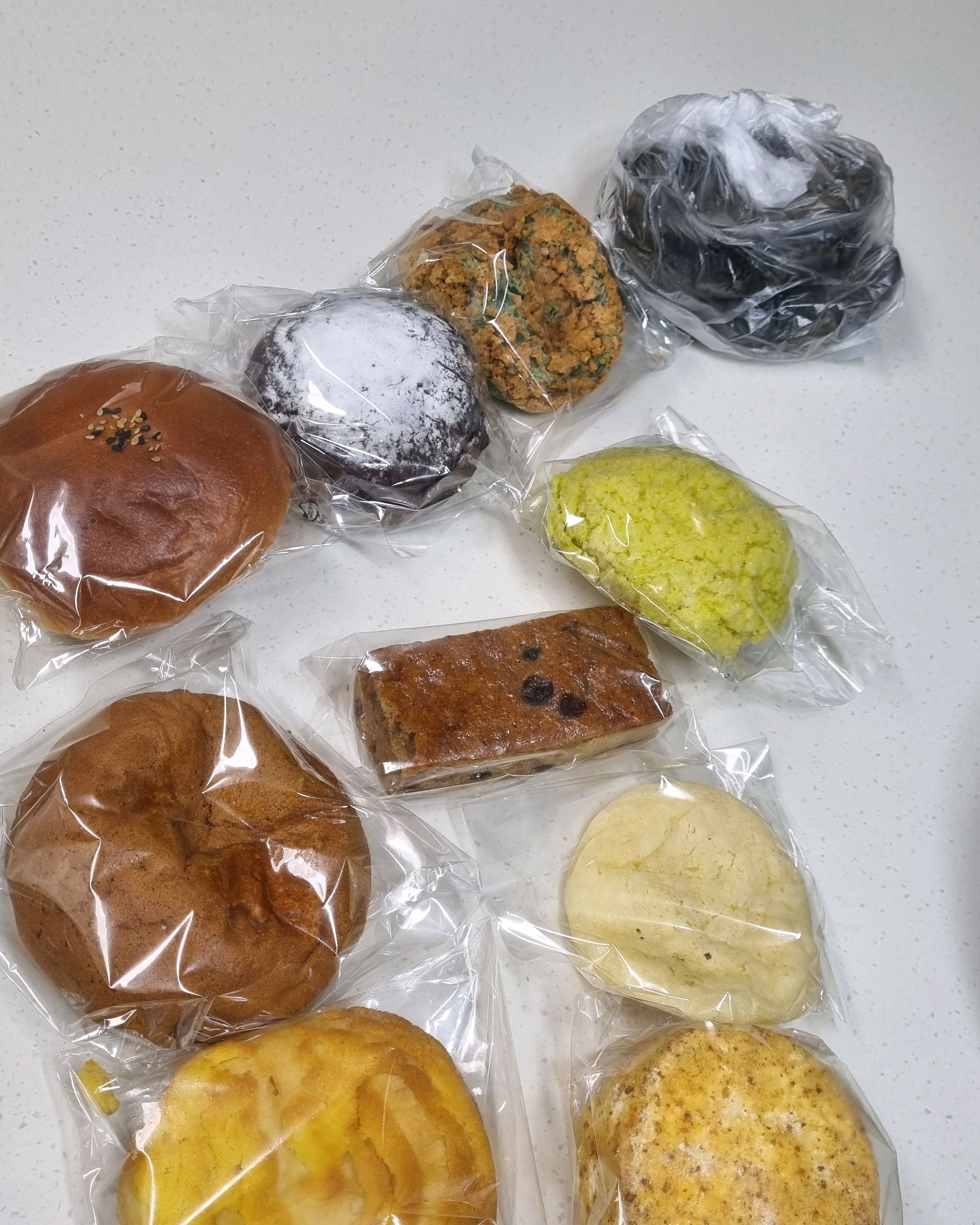 빵집이 협소한데 빵 종류는 엄청 많아요~ - 제주 맛집 보룡제과