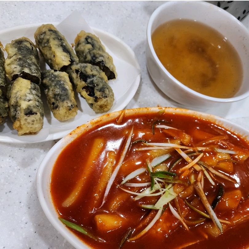 인근에서 운동하기 때문에 운동 전후 싼맛에 자주 가서 먹었어요. 이번엔 김말이튀김도 같이