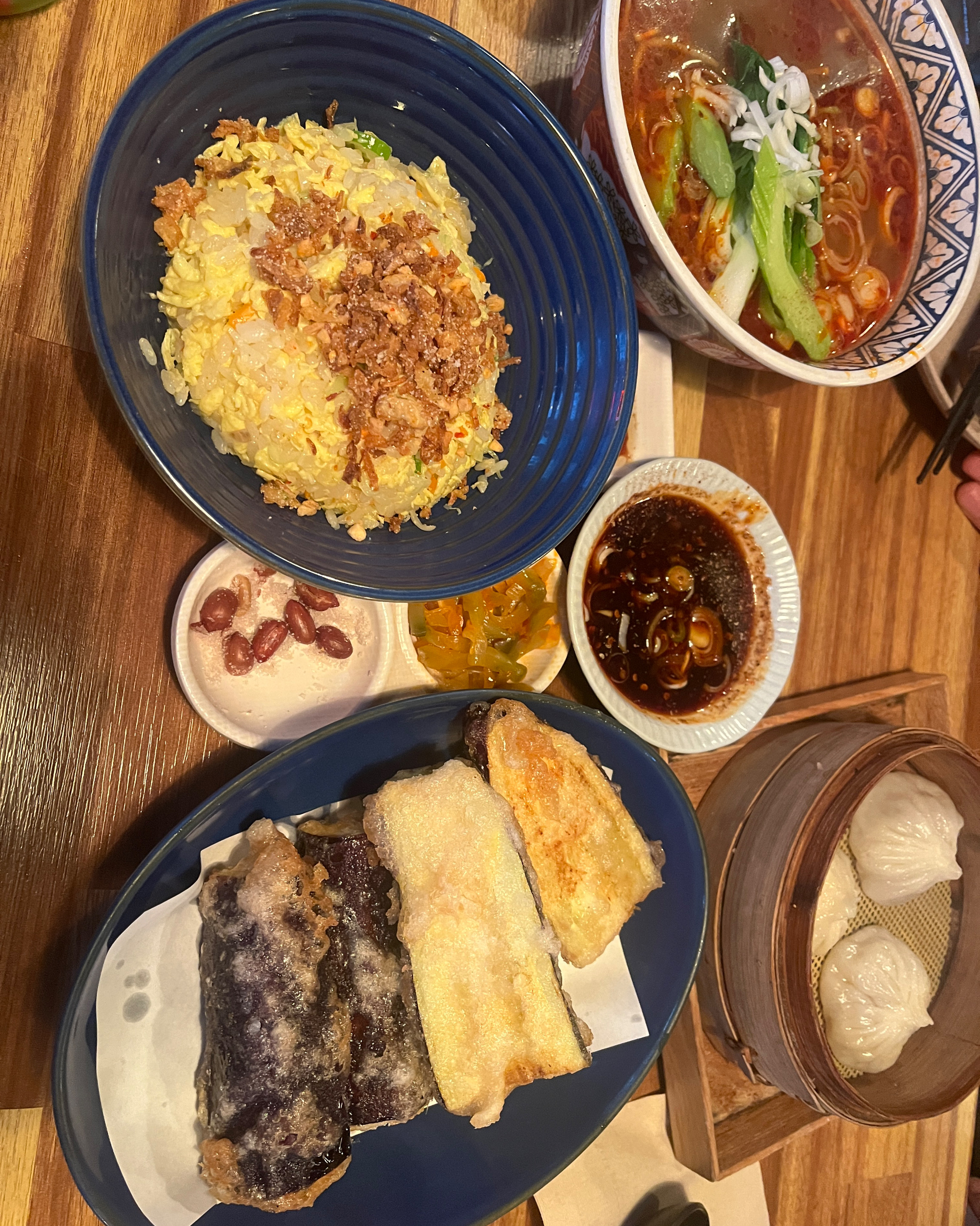 딤섬이랑 우육탕면 등 먹었구요 우육탕면 국물이 정말 시원하고 맛있었어요 가지튀김도 통으로