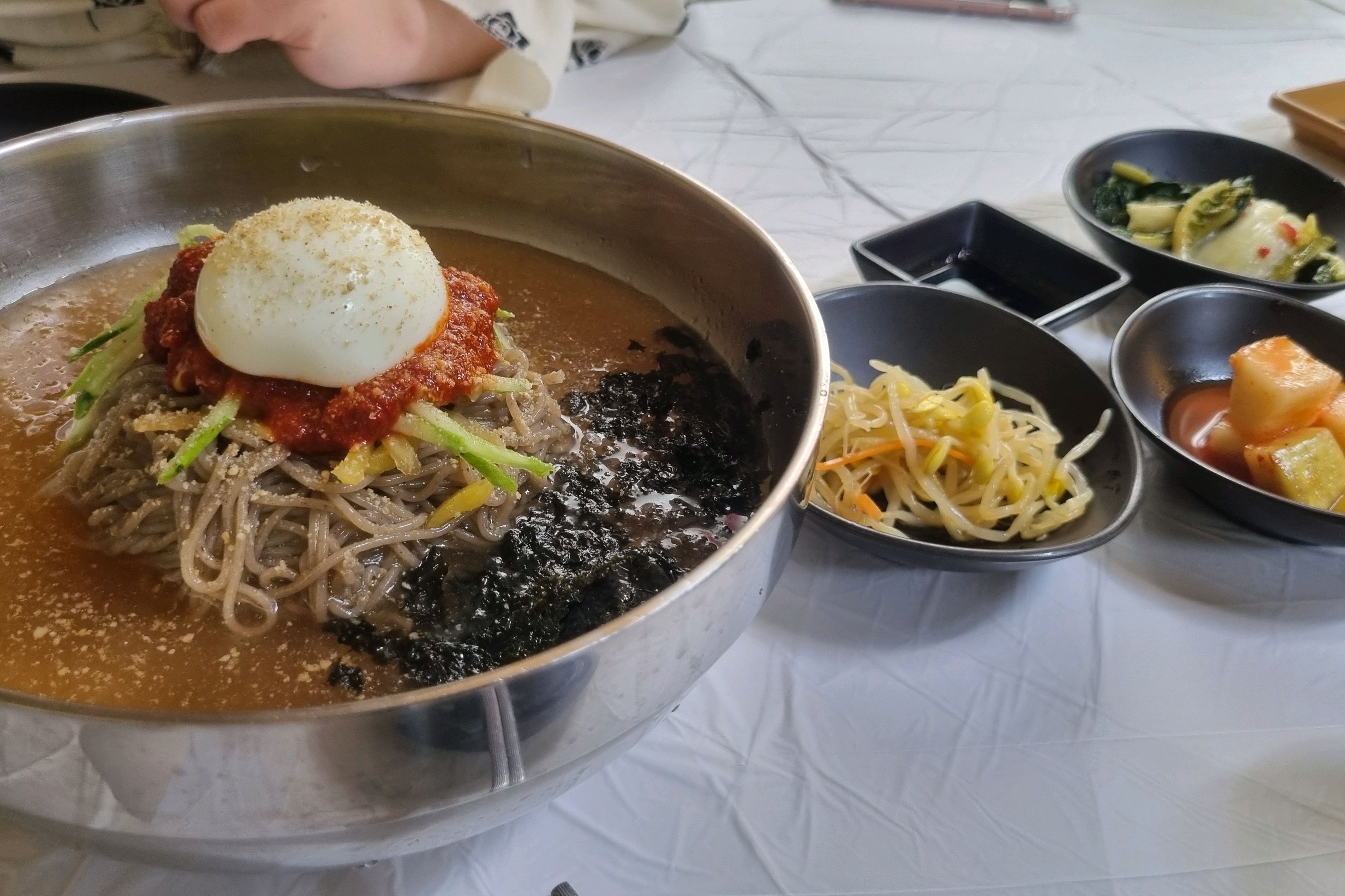 이번에 여자친구와 속초로 여행을 와서 아침 겸 점심으로 먹는 첫 식사였는데요. 지금까지 먹