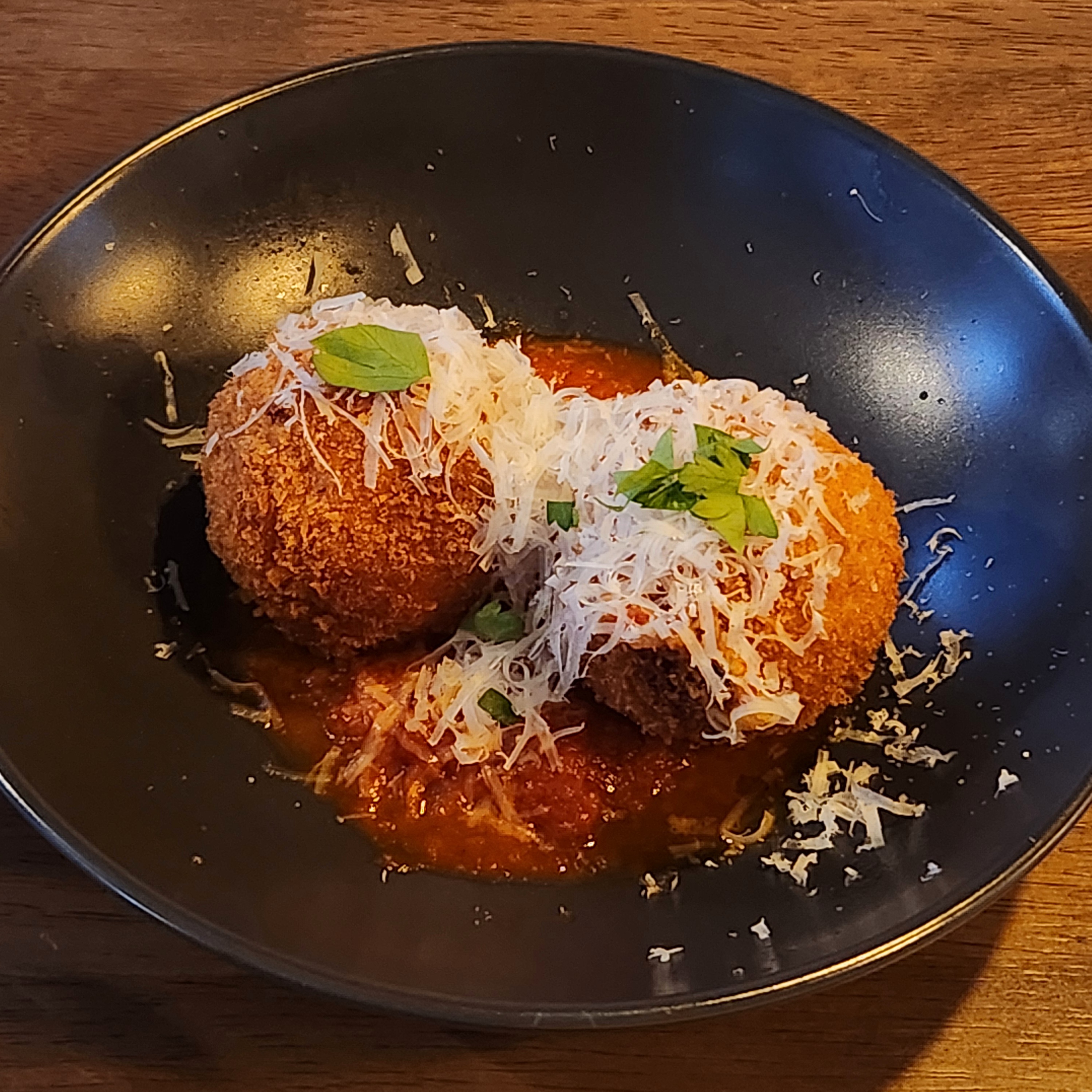 아란치니, 새우관자 까낼로니, 살치살 스테이크 주문했고 남녀 둘이 배부르게 맛있게 먹었어요