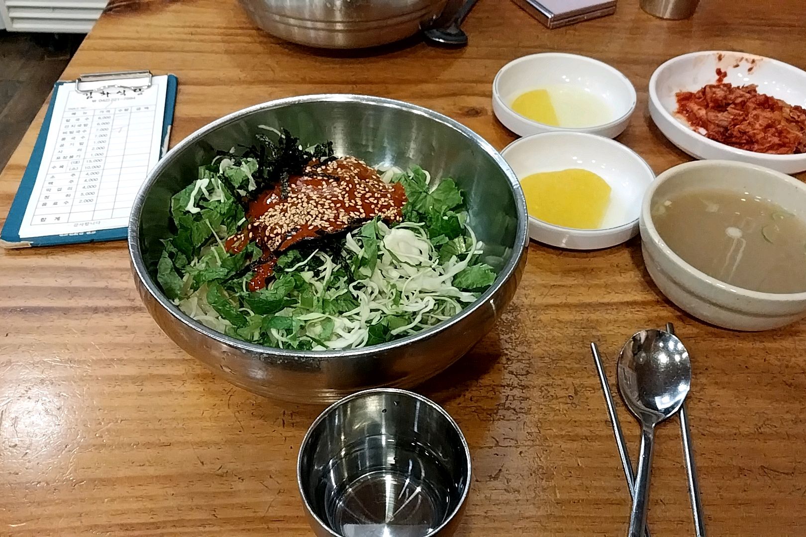 칼국수 면으로 비빔을 먹으니 새롭네요~맛있어요 😀 - 대전 맛집 김화칼국수