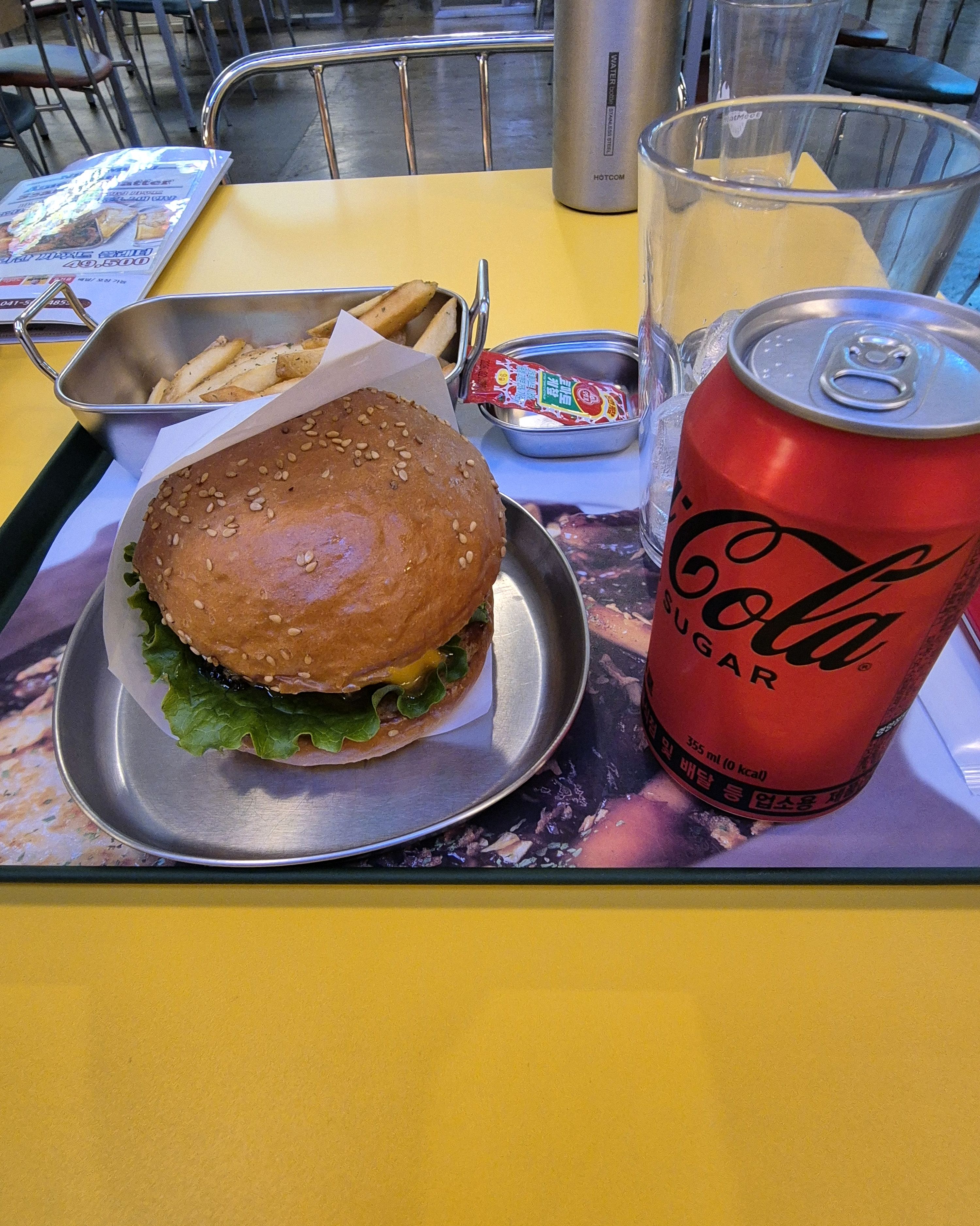 햄버거도 감자튀김도 둘 다 맛있습니다!! 오랜만에 수제버거 맛집 찾았네요😄 - 불당동 맛집 미트미트