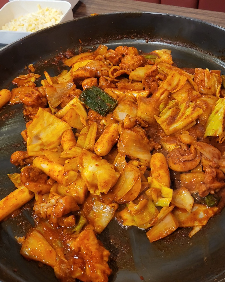 닭갈비 양도 많고 맛있어요~ 매장도 깨끗하고 직원분들도 친절하세요~ 볶음밥까지 먹으니 배부