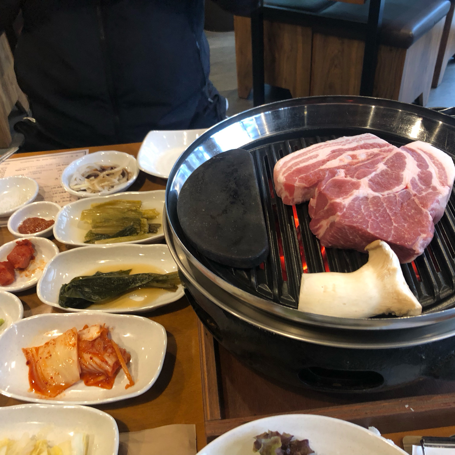 매장분위기도 좋고 고기도 신선하고 너무 맛있네요 맛있게 구워주셔서 더 좋았어요 반찬도 푸짐