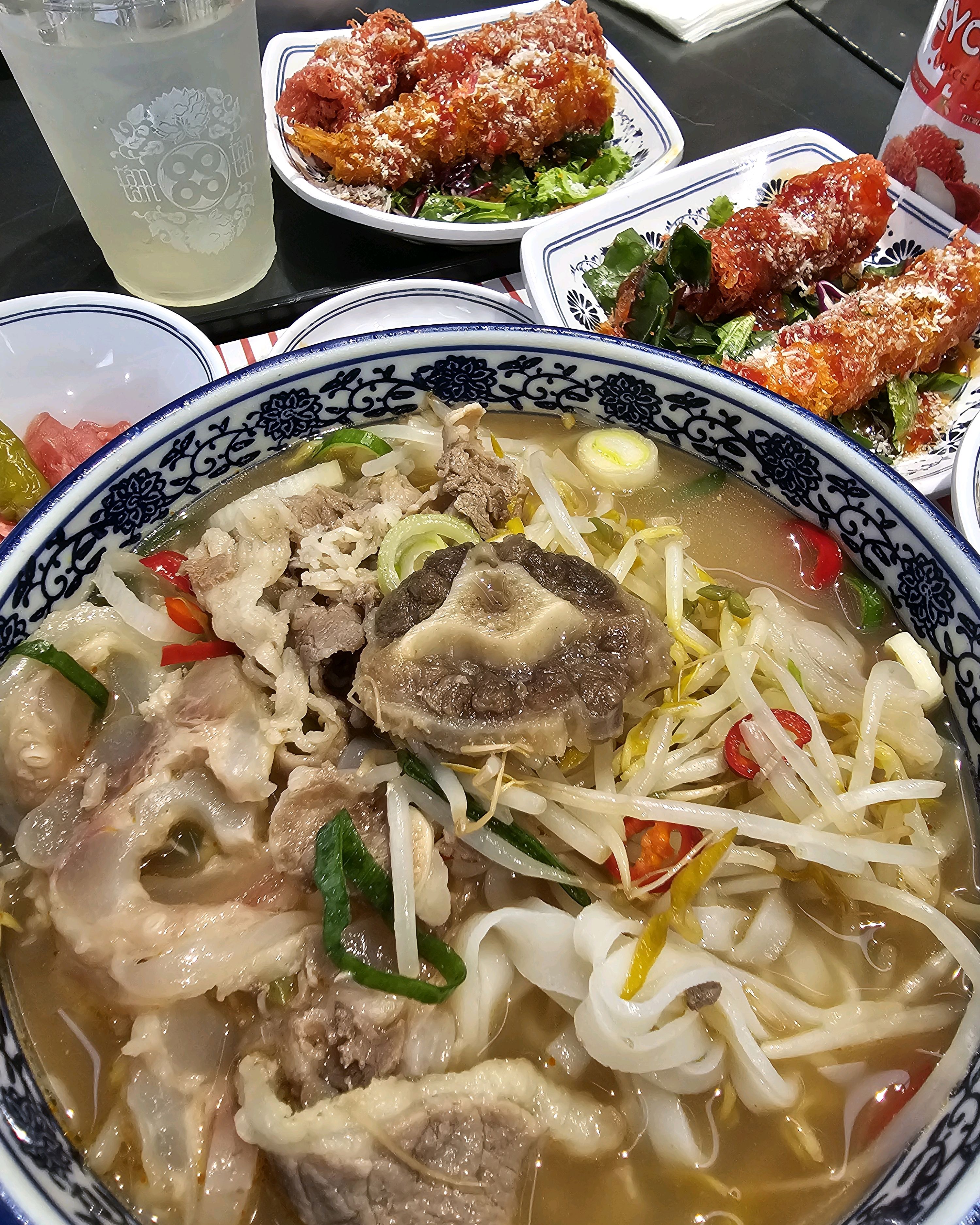 프리미엄 보양쌀국수 먹고왔어요! 한우 소꼬리와 도가니가 들어간 쌀국수라 든든하고요. 잡내