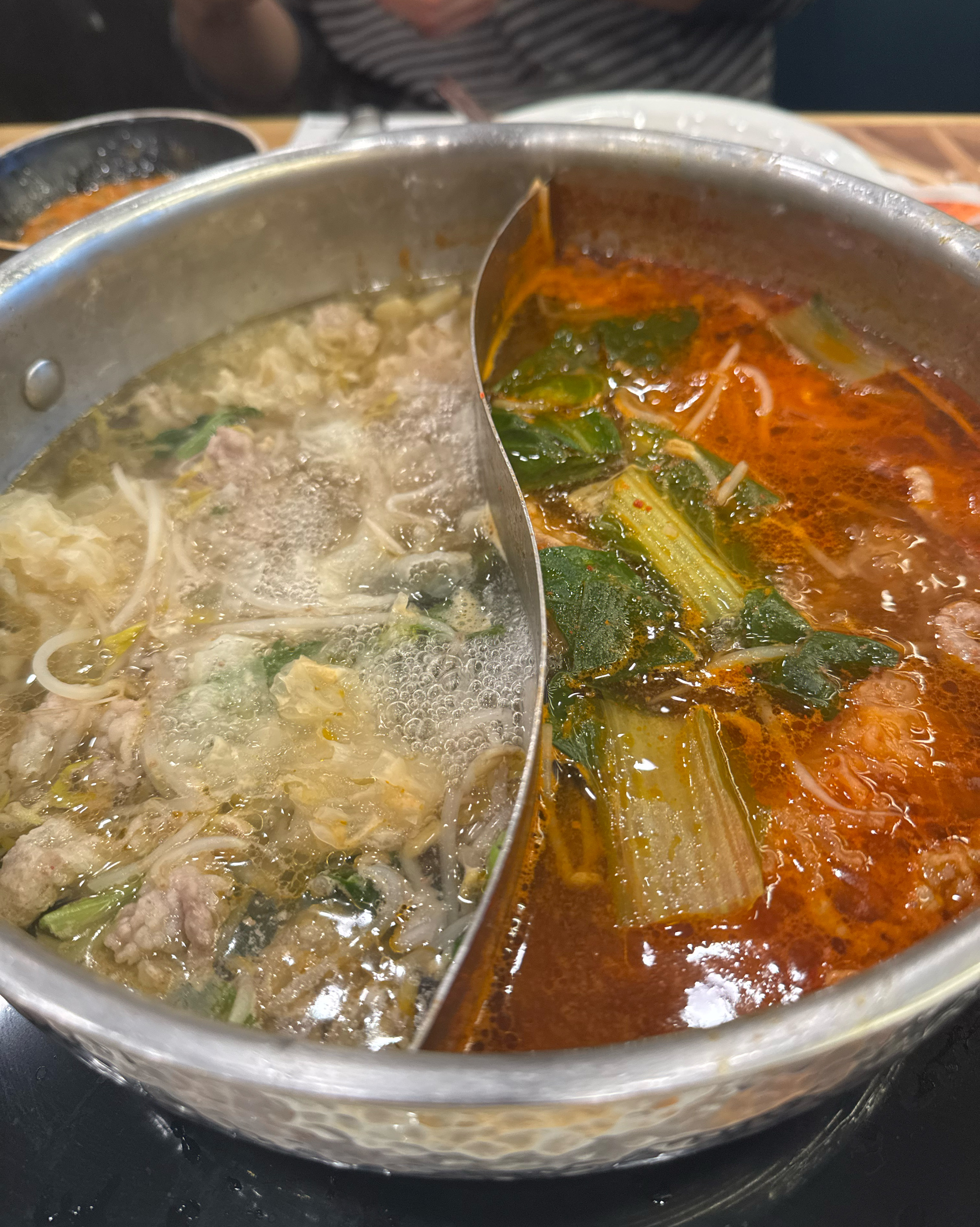 매장이 넓고 무한리필 매장이어서 친구들이나 회사 회식장소로 와도 좋을 거 같아요 매장도 깨