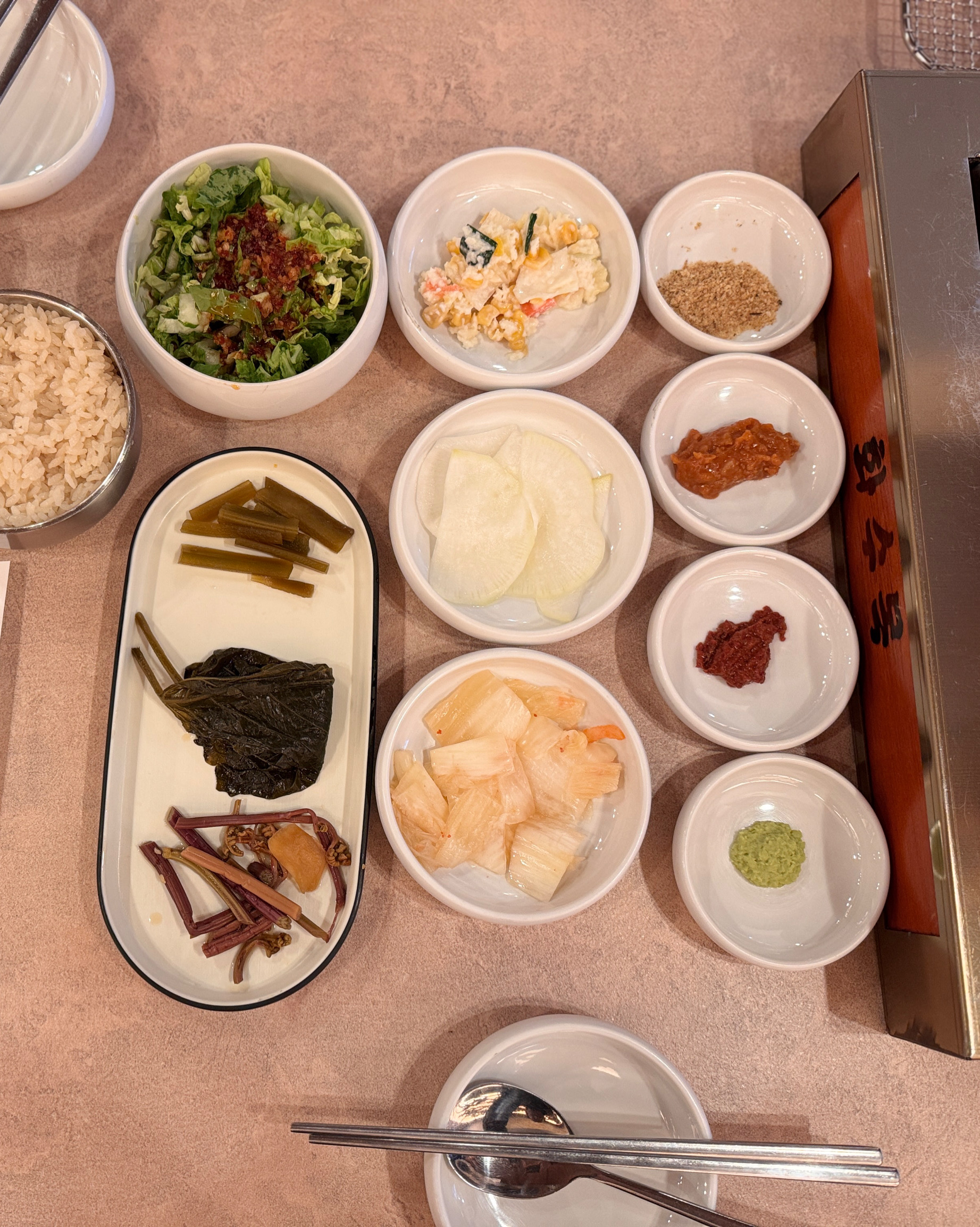 아내와 제주 여행 중 우연히 발길이 닿은 화수목보리짚불구이 연동점. 그냥 지나치려다 문득 