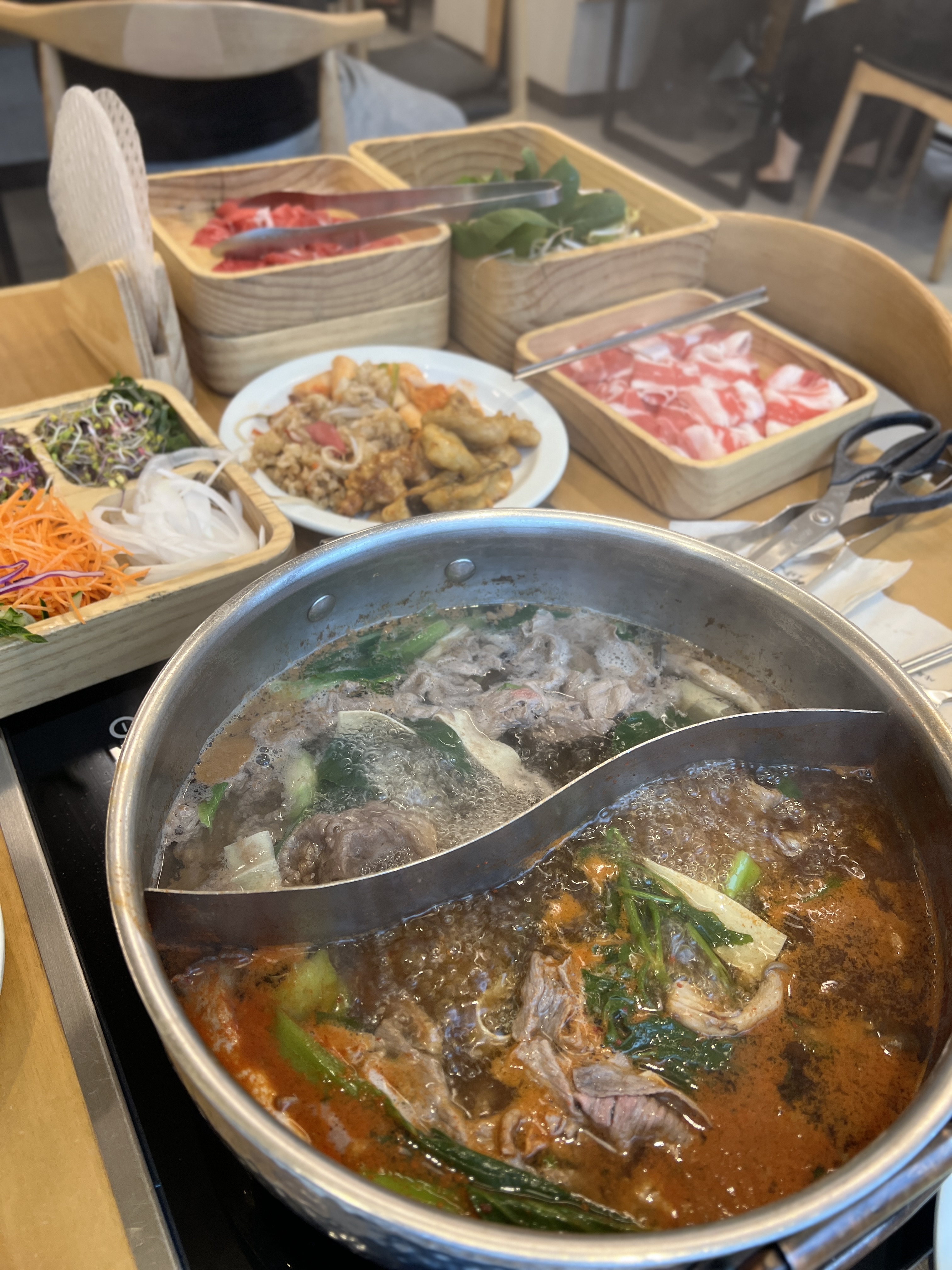 재료가 신선하고 많아서 샤브샤브 너무 맛있게 잘 먹었어요! 마무리로 빙수까지 잘 먹고갑니다