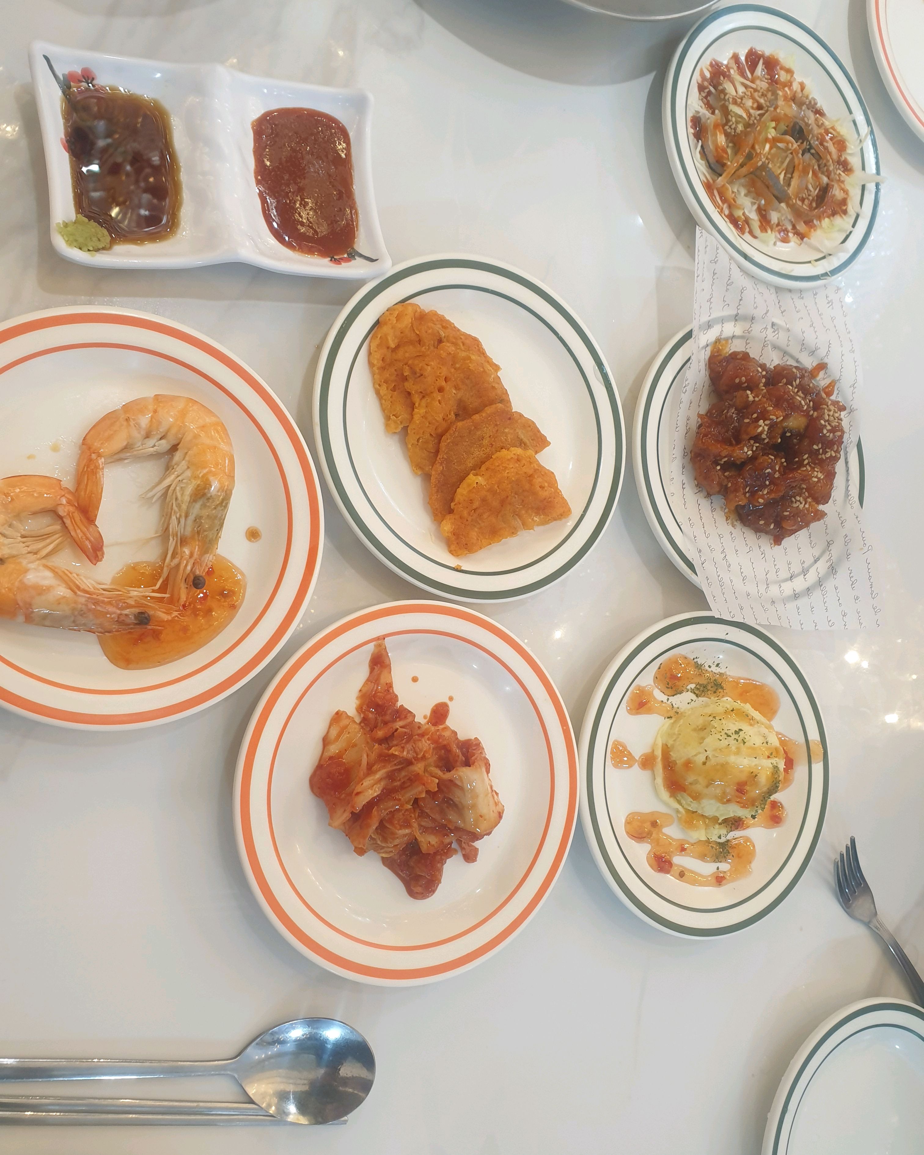 속초 여행와서 저녁 뮈먹을까 구경하다가 발견해서 들어온 대게집이에요~ 대게랑 홍게 고민하