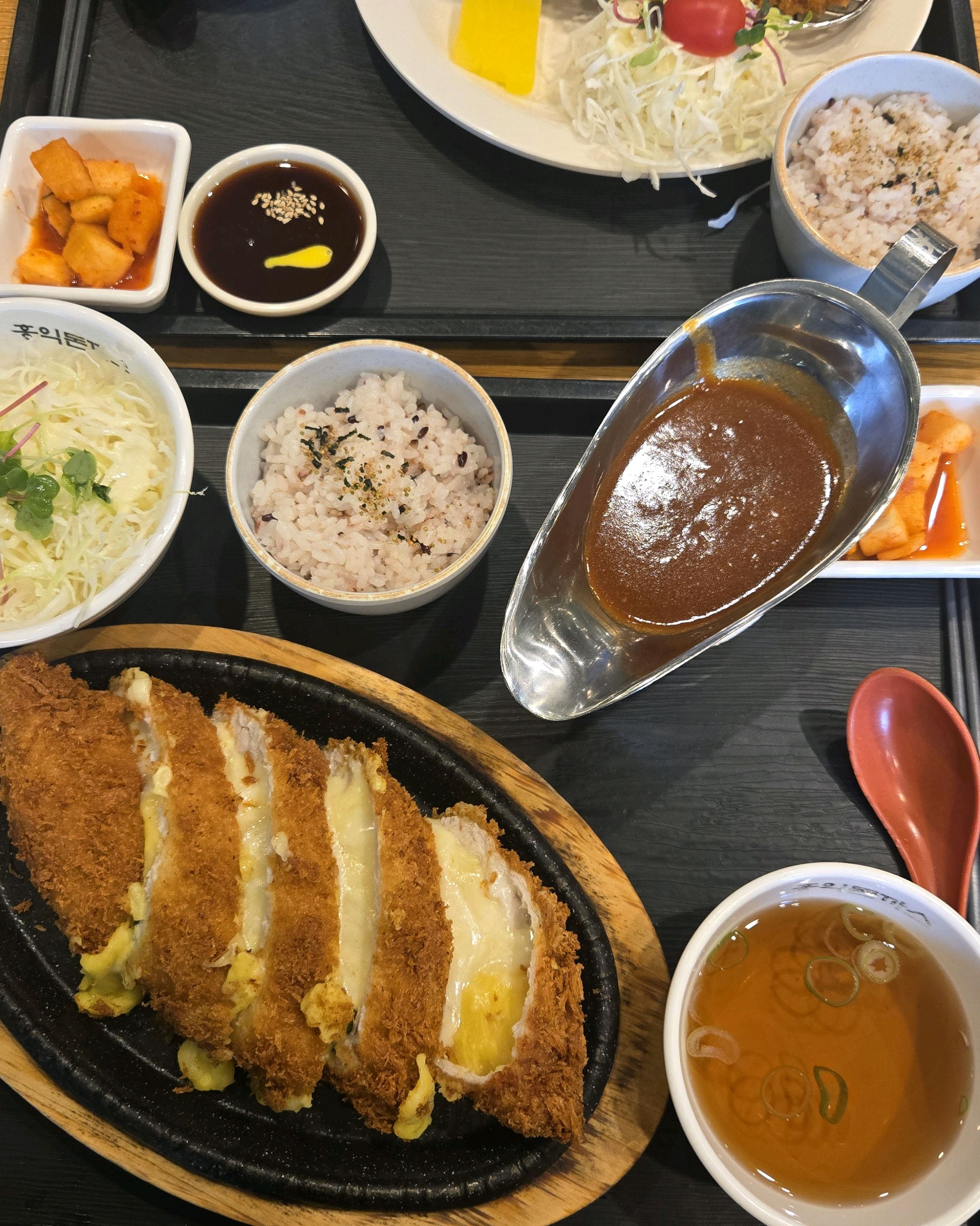 돈까스가 푸짐하고 직원분들이 친절하네요! 기분 좋게 먹고 가요-! - 구미 구평동 맛집 홍익돈까스 구미구평점
