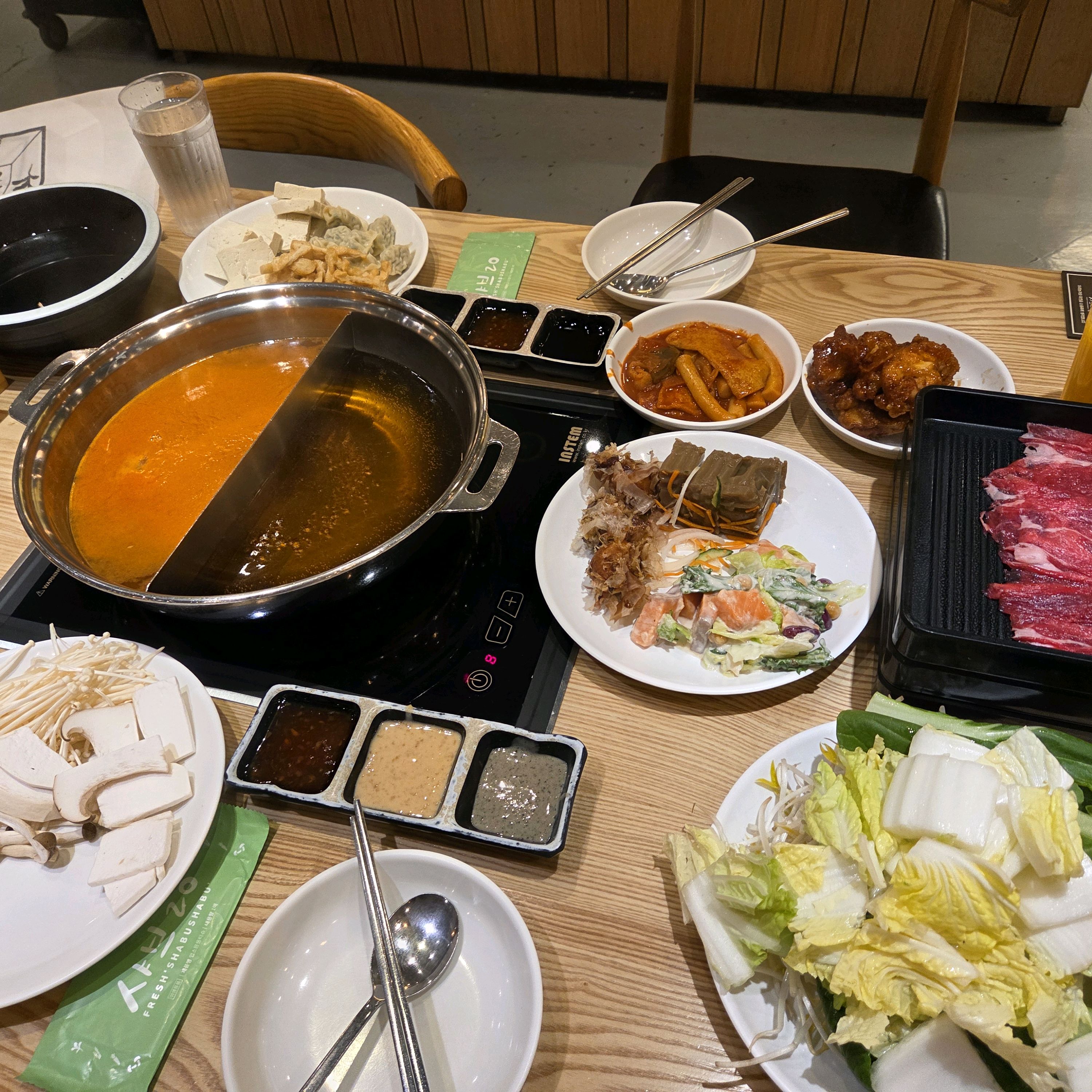 평일 저녁 시간에 방문했더니 조용하고 사람도 많이 없어서 편하게 이용했어요.🙂 - 포항 장성동 맛집 샤브20 포항본점
