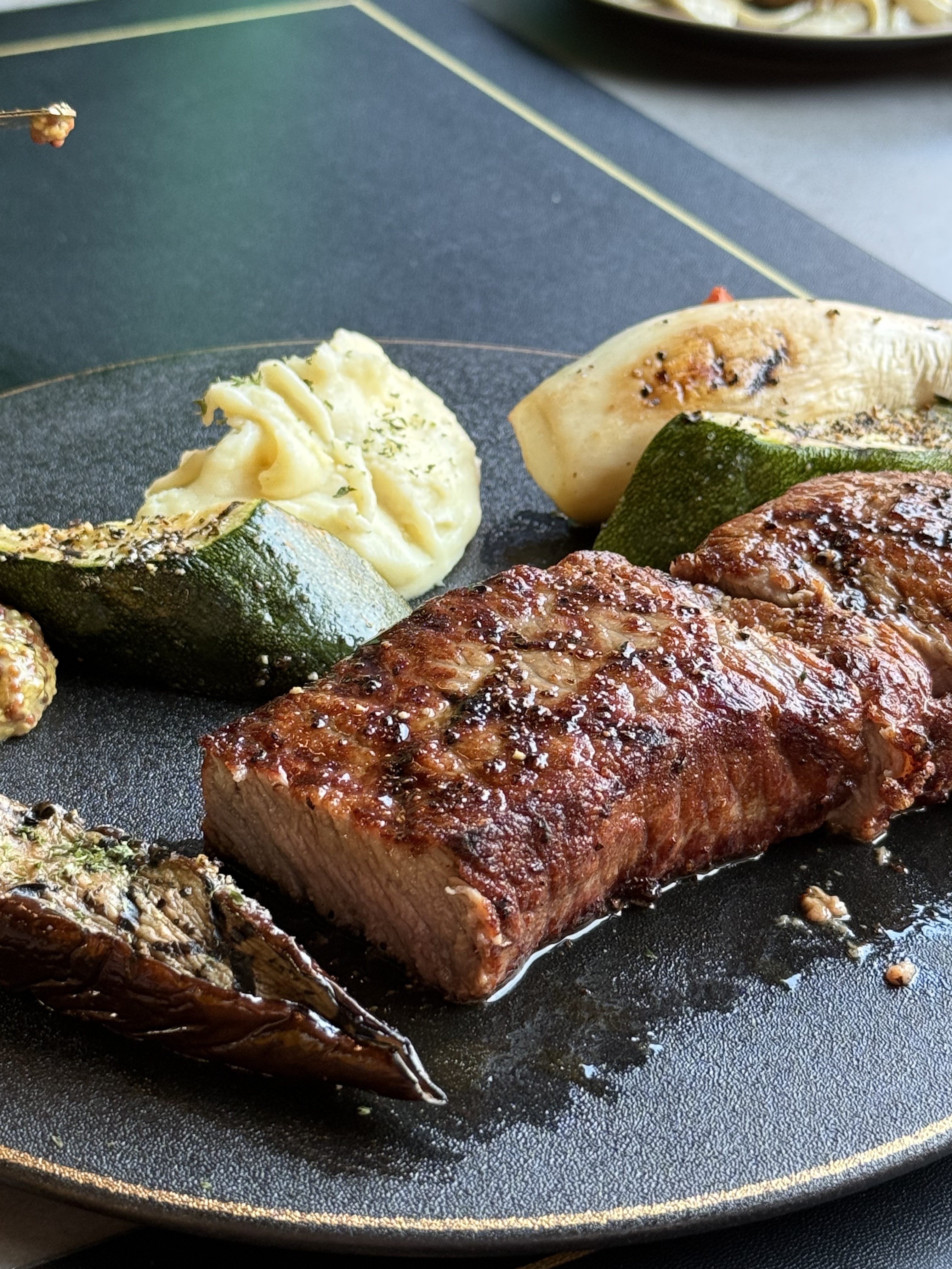 스테이크며 파스타며 다 너어무 맛있는데 직원분도 엄청 친절하셔서 꼭! 재방문 할 예정입니다