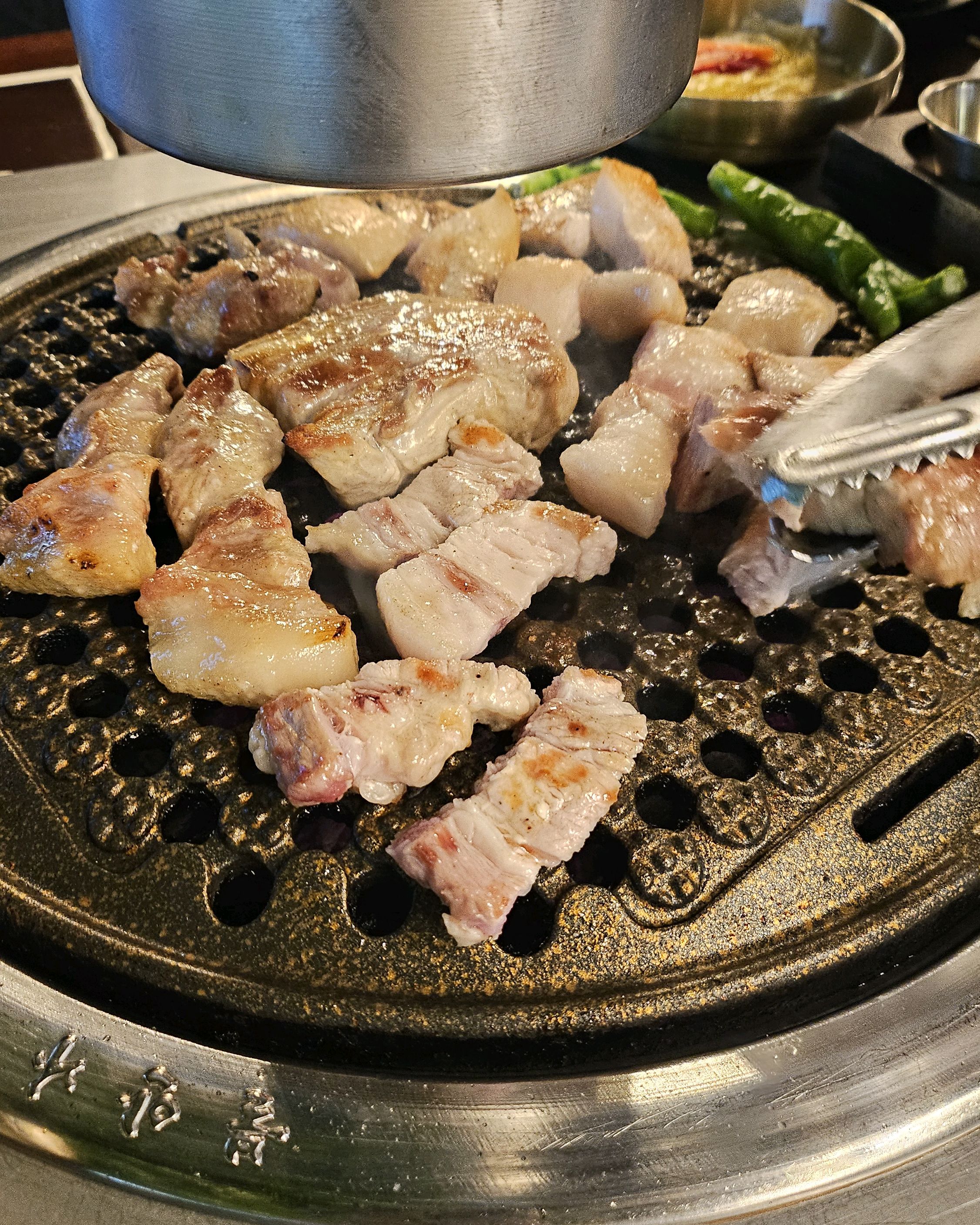 직접 고기를 구워주시니 더 맛있게 먹을 수 있었어요:) - 안양 맛집 블랙시크릿가든