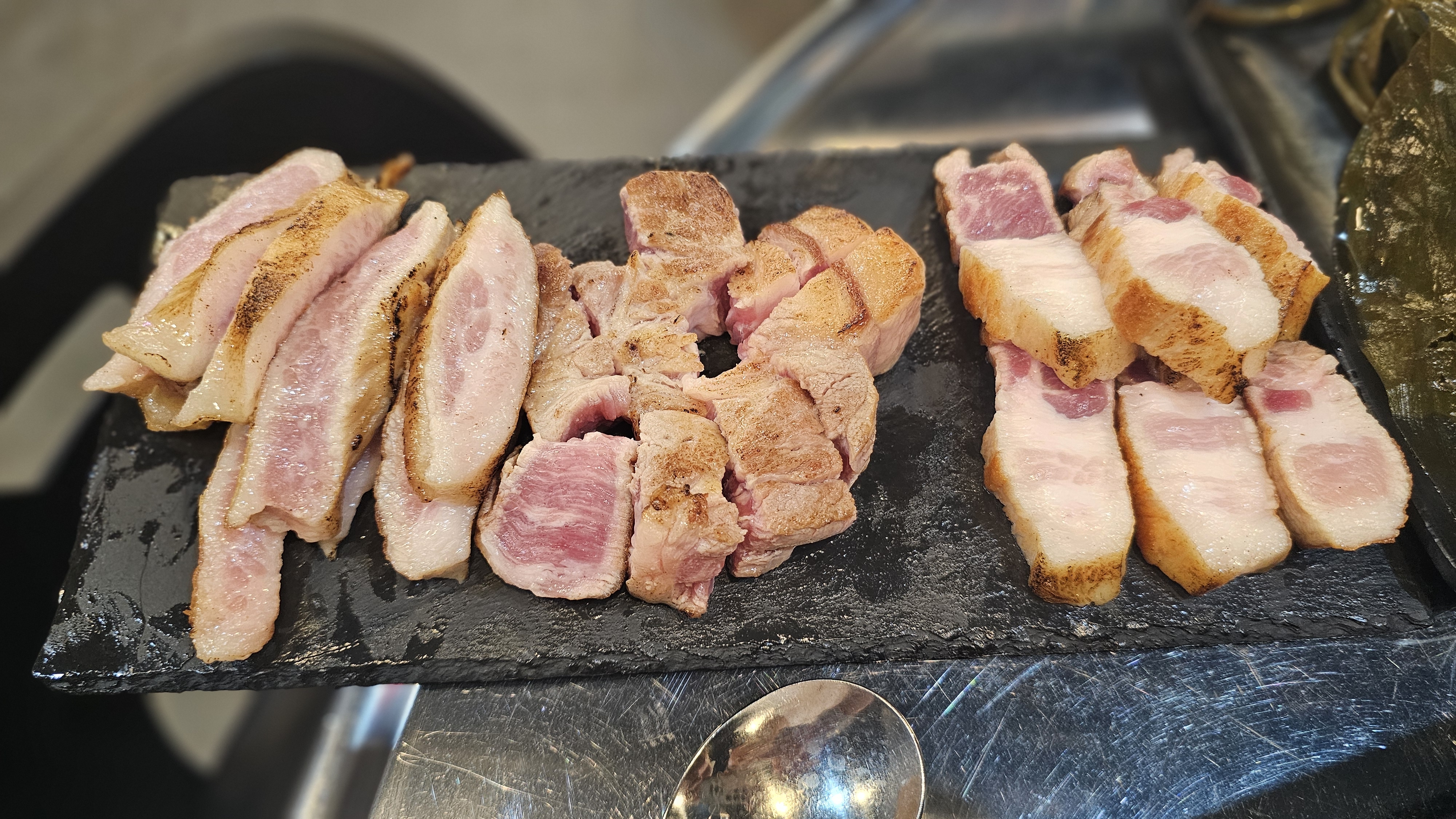 일단 고기가 초벌이 되어서 나오는 점부터 넘 맘에들었어요. 곁들여먹을 밑반찬 가짓수도 많은