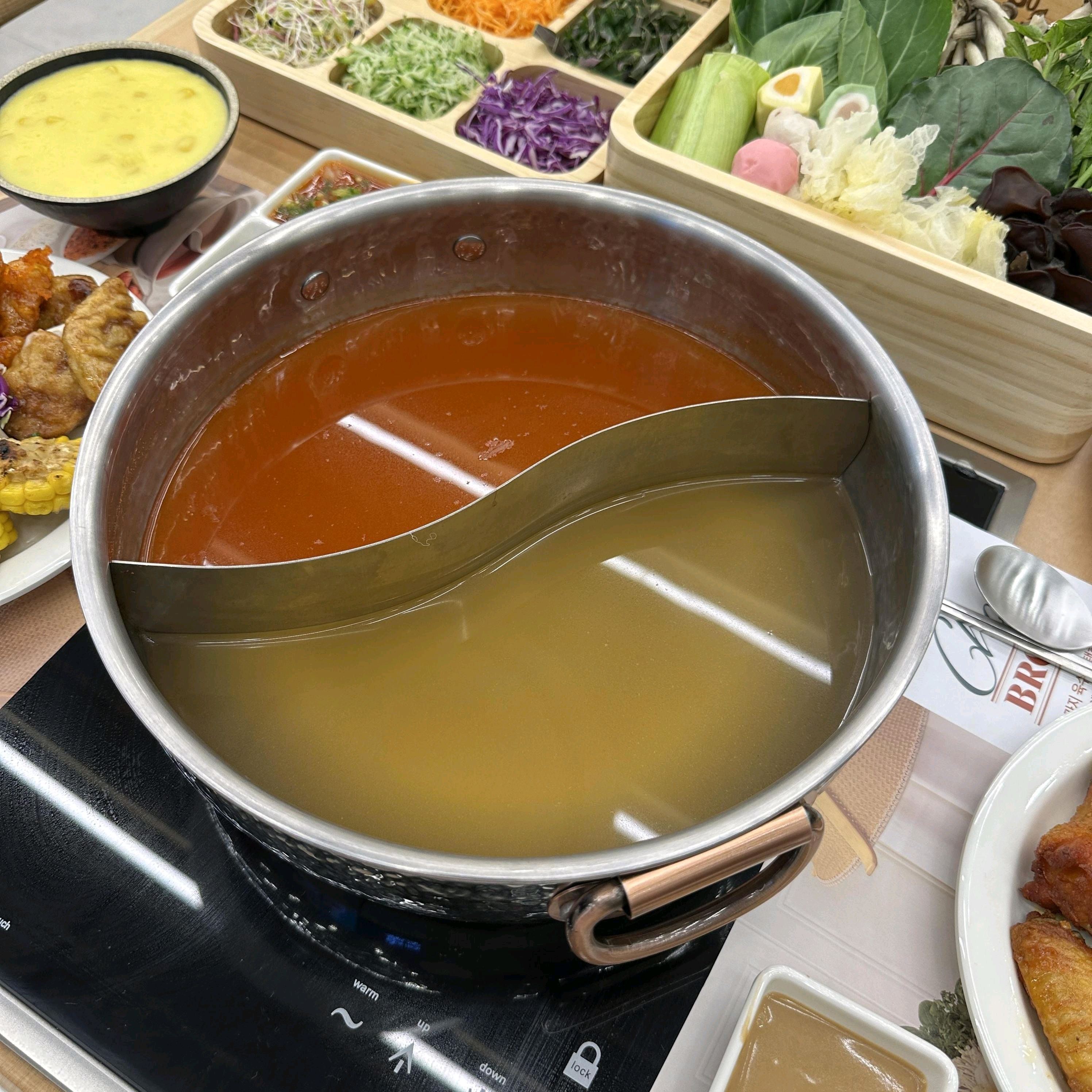 샤브샤브 퀄리티가 정말 좋네요 특히 프리미엄 소고기가 신선하고 살짝 익혀 먹으니 정말 부드