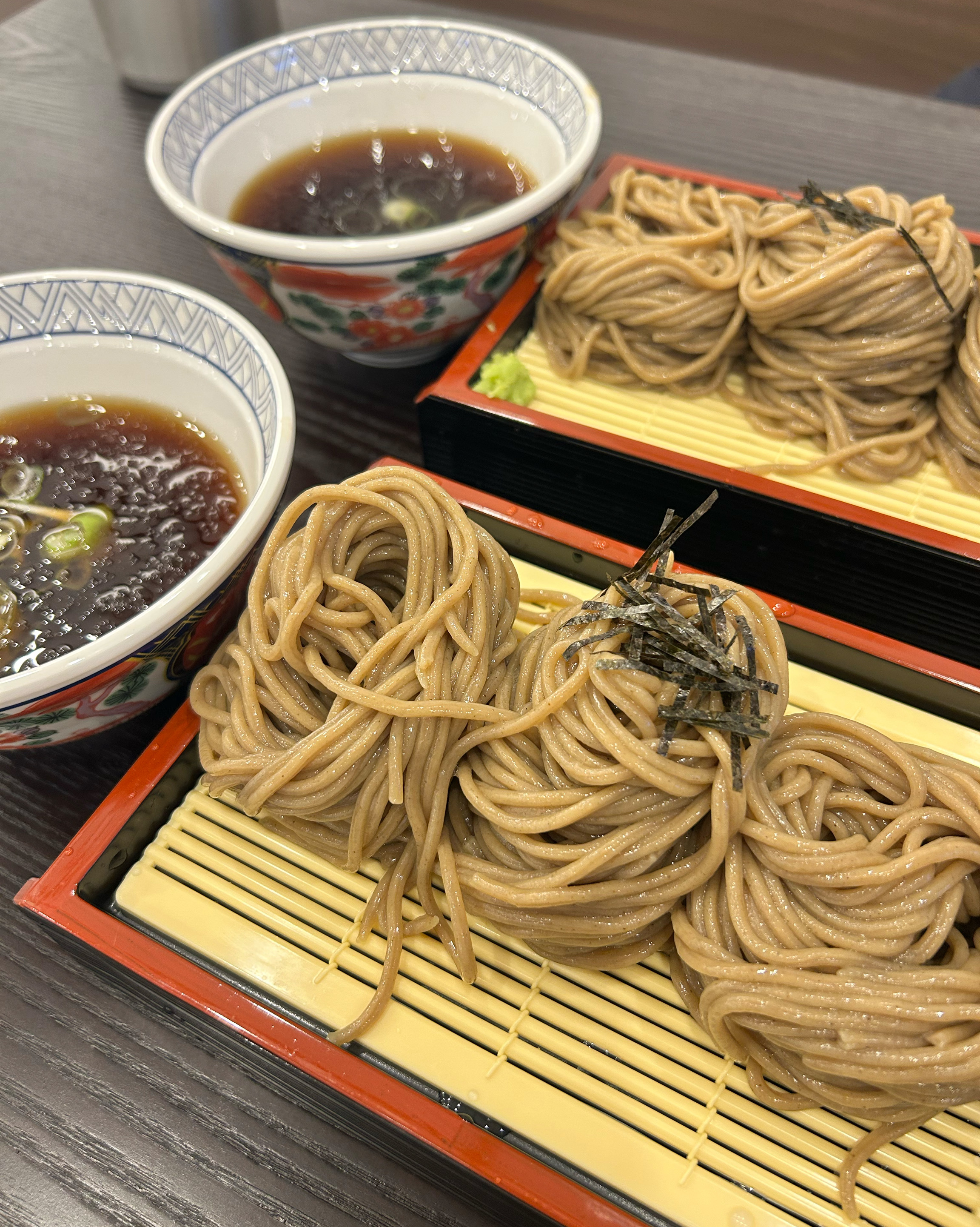 여의도에 이런 맛집이 숨어있을 줄이야! 따뜻하고 아늑한 인테리어에, 넓고 쾌적한 매장 덕분
