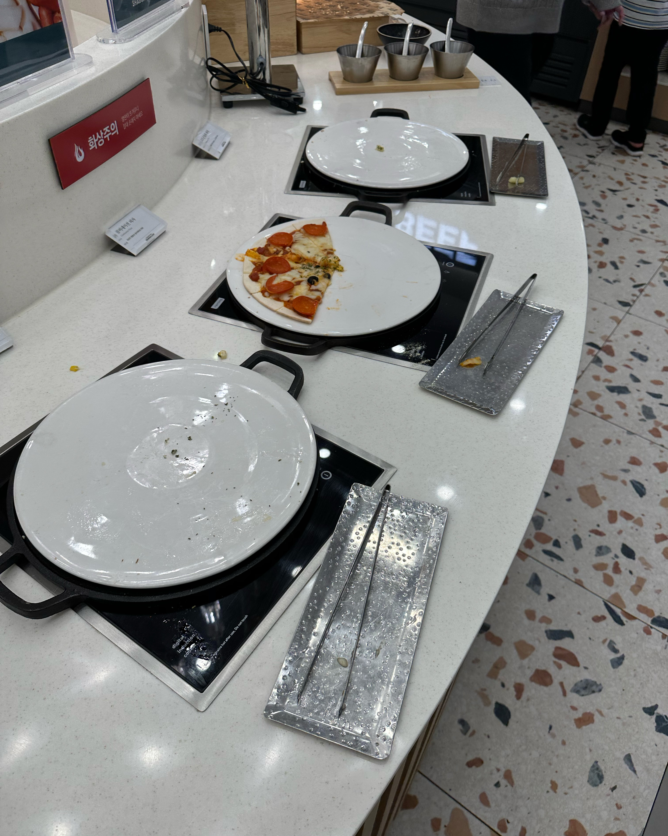 사진으로 내용 대체합니다.. 근로자의날 11시반쯤 도착해서 15분정도 대기후 좌석안내받음.