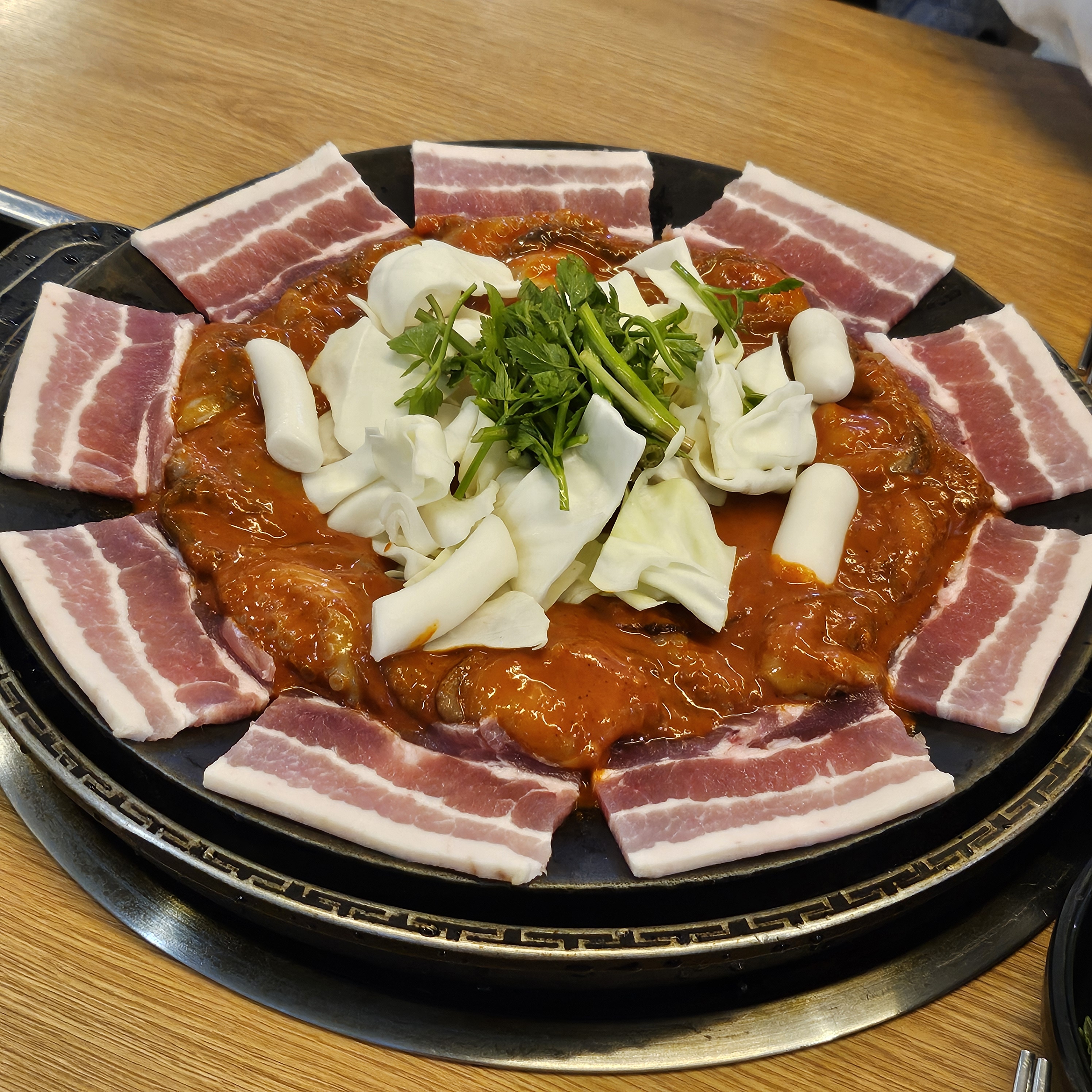 비오는날 따뜻한거 먹고싶은데 리뷰좋아서 기대하고왔어용 사이드도 맛있어요 - 제주 맛집 매우릉쭈꾸미 함덕점