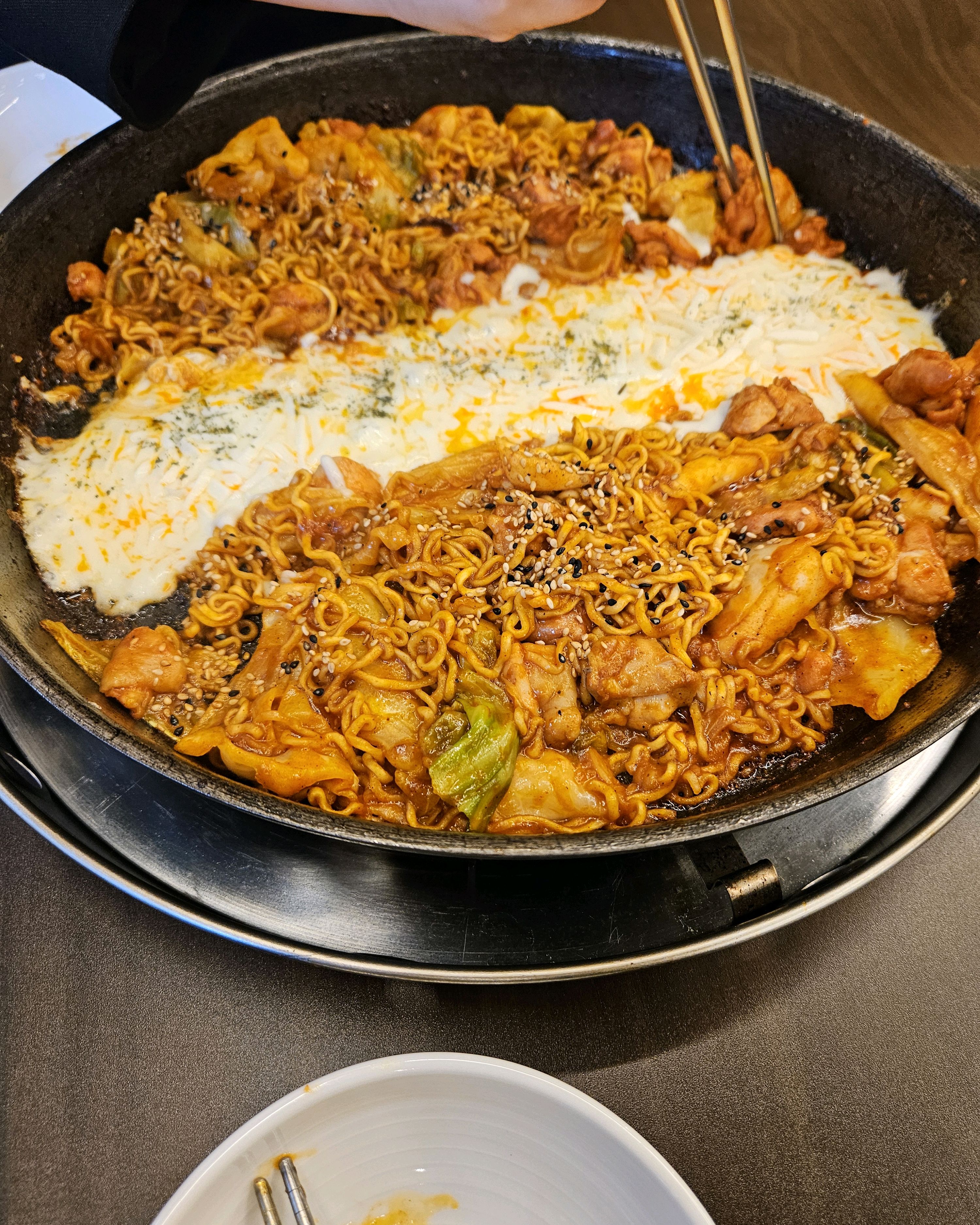 식당 내부 쾌적하고 맛도 좋아요. - 불당동 맛집 최고닭갈비