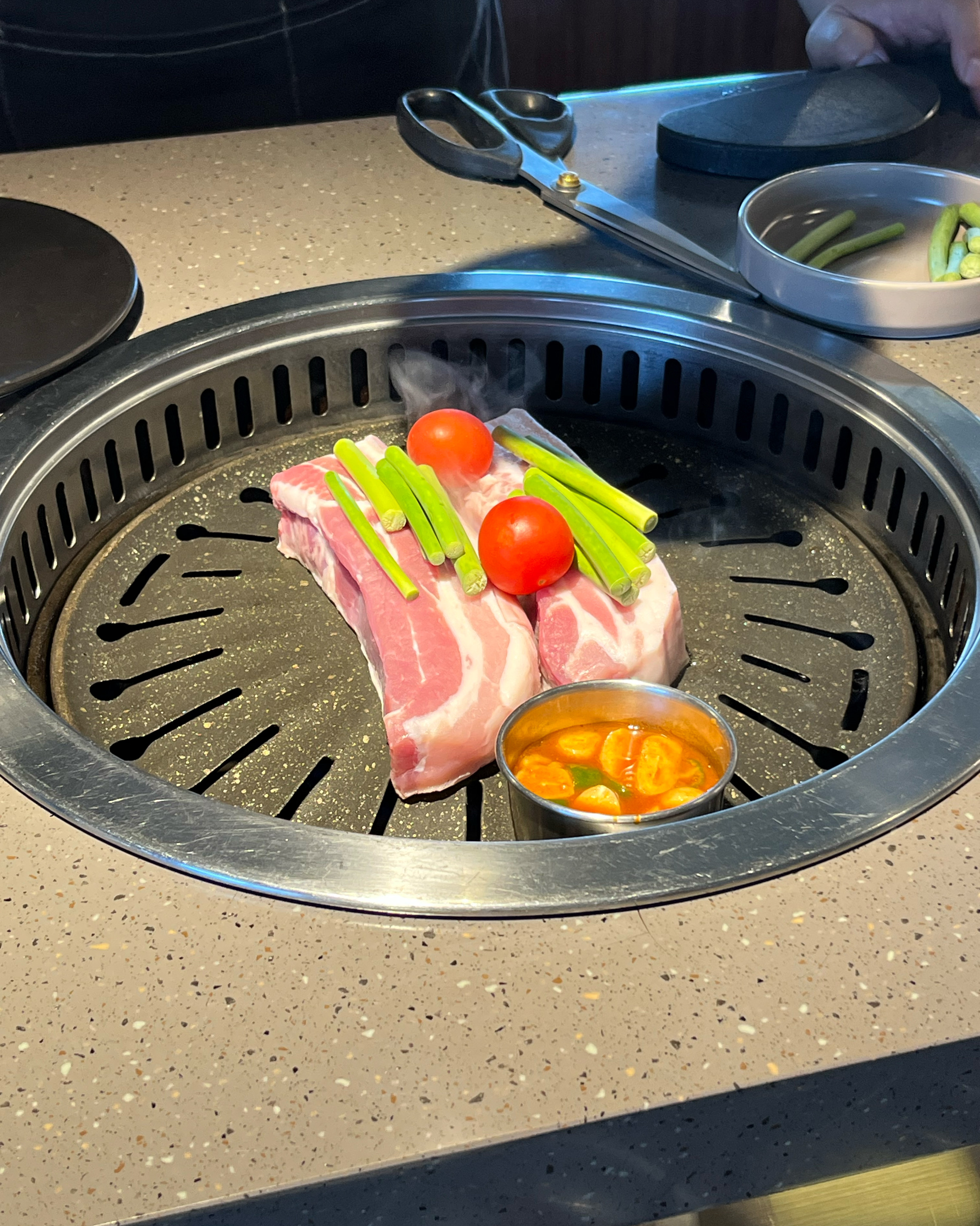 고기 오마카세 처럼 구워주시는데 너무 편안했고 두툼한 고기가 왕 맛있어요 ㅎㅎ 역시 연예인