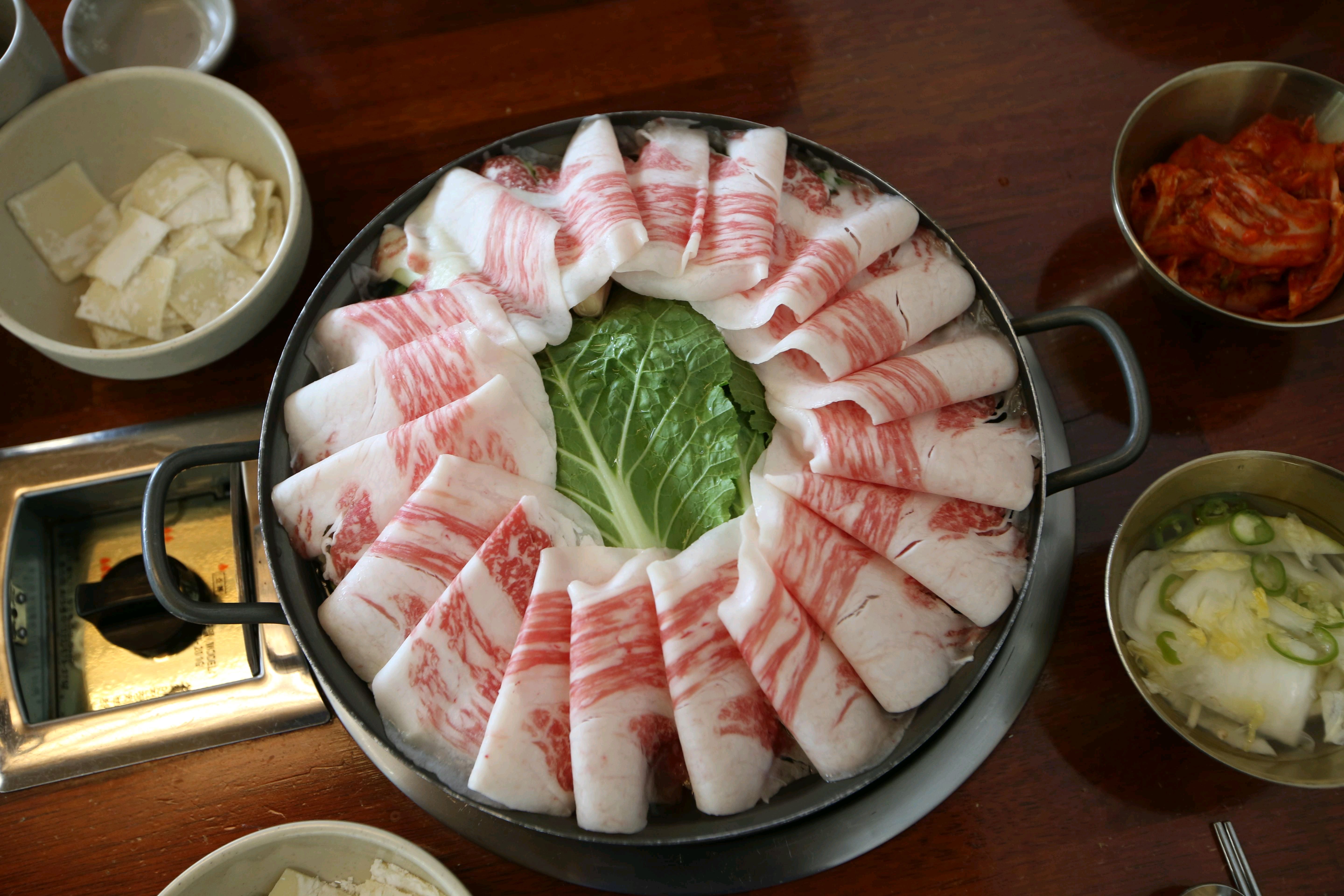 백합칼국수가 정말 깔끔하고 맛있어요 칼국수면이 쫄깃하고 국물 맛도 시원해서 좋네요~ 한국적