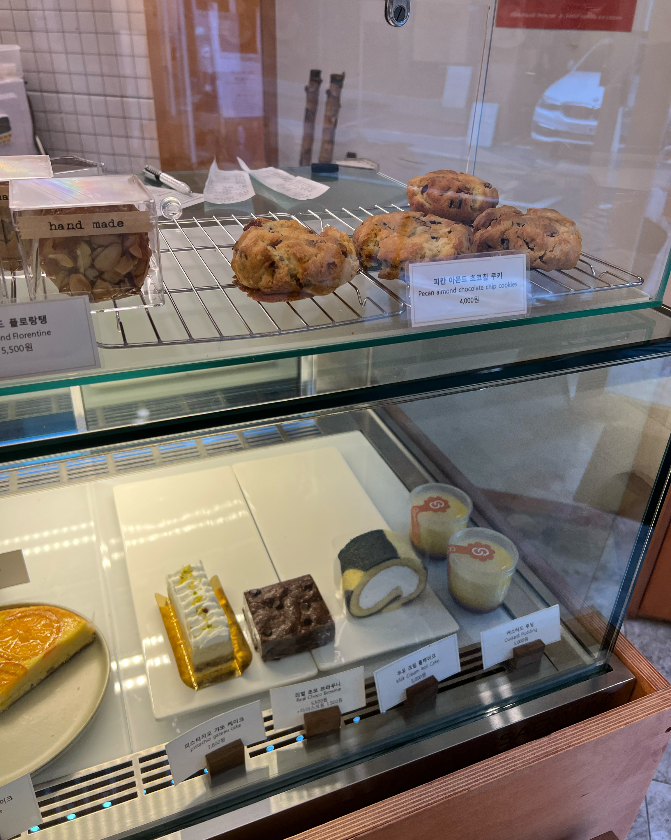 피스타치오트라떼 먹어봤는데 너무 맛있어요!!디저트도 맛있어보이는데 배불러서 못먹어봐서 아쉬
