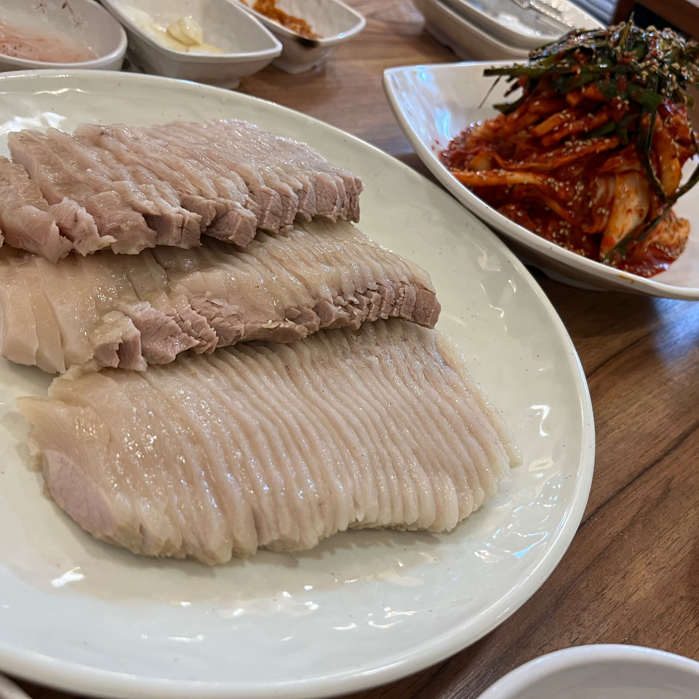 고기양도 많고 제일놀라웠던건 칼국수입니다 - 안양 맛집 원더풀보쌈 안양평촌 본점