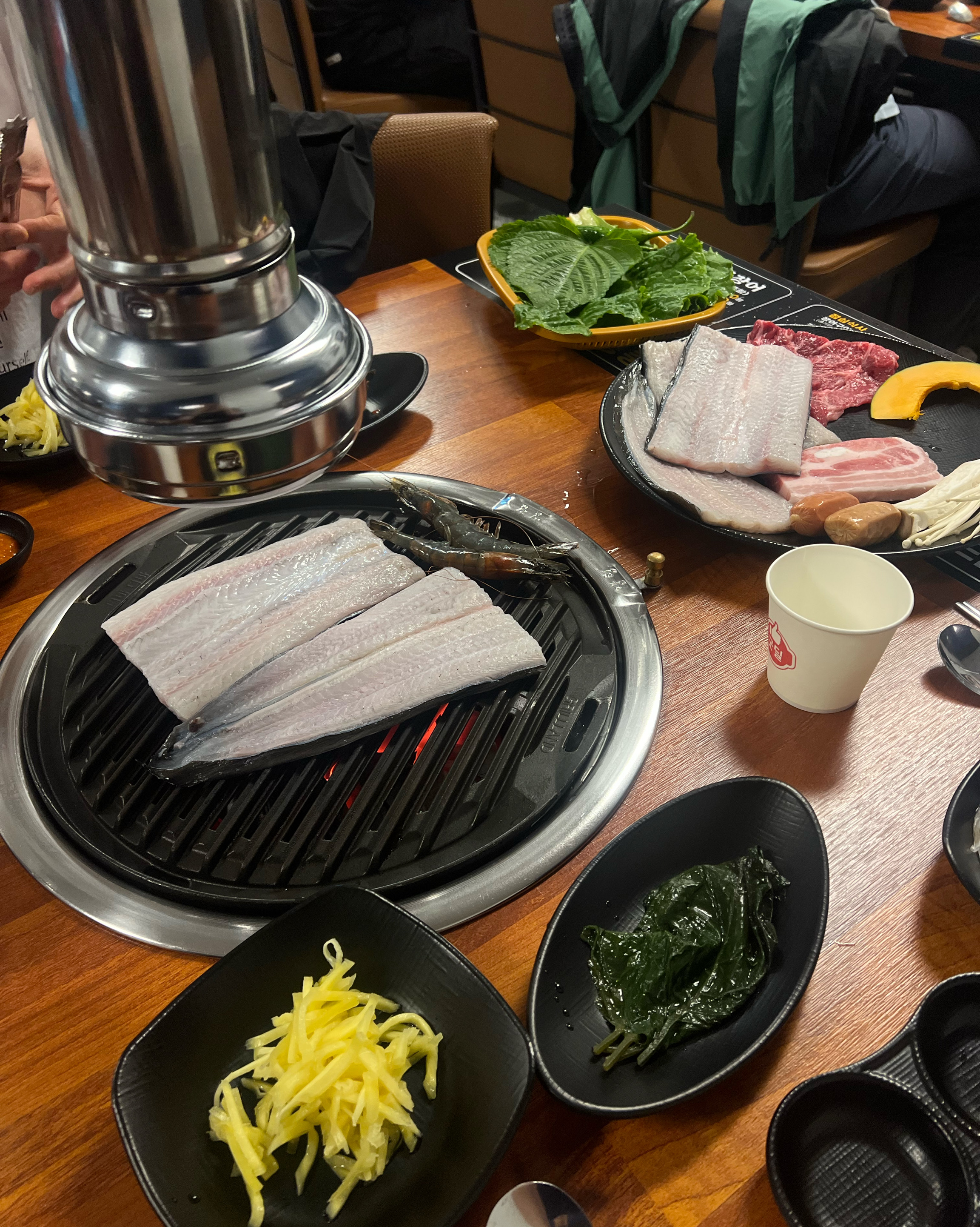 반찬들도 기본적으로 맛있고 장어도 살 쫄깃하고 소고기도 생각보다 너무 맛있었어요!! 다른