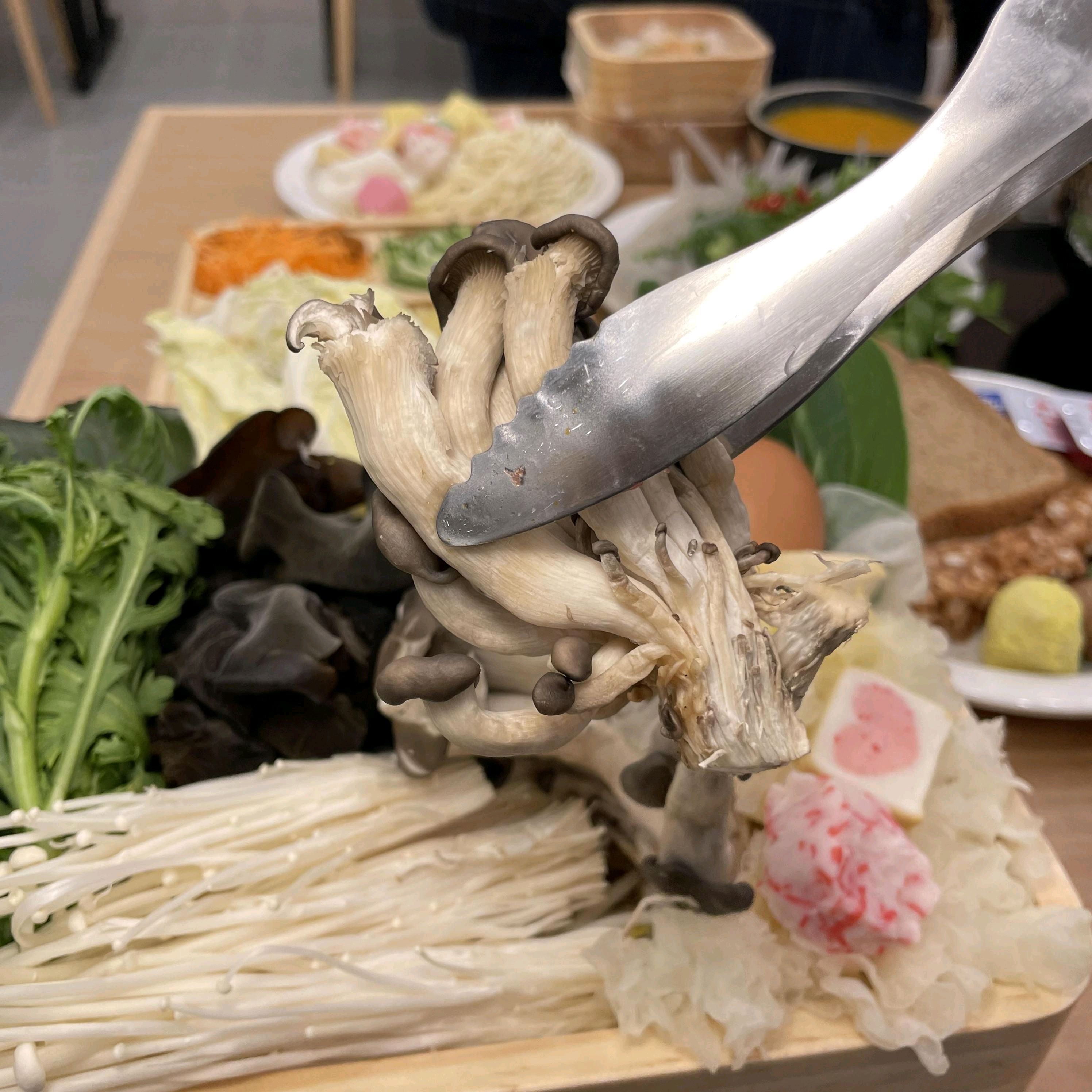 괜찮은 샤브샤브 집 찾았네요. 무제한이라 푸짐하게 먹을 수 있어서 좋아요. 소고기 퀄리티