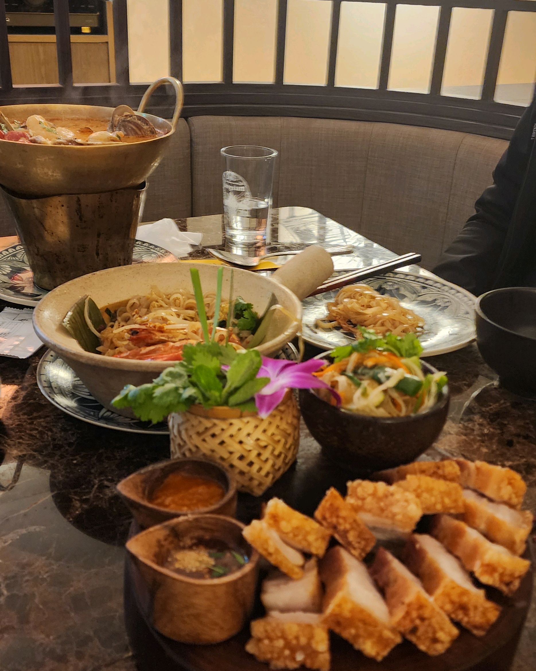 가족모임 겸 생일식사하러 들렀습니다. 추천해주신 음식들 모두 맛있었고 특히 서버님이 너무 
