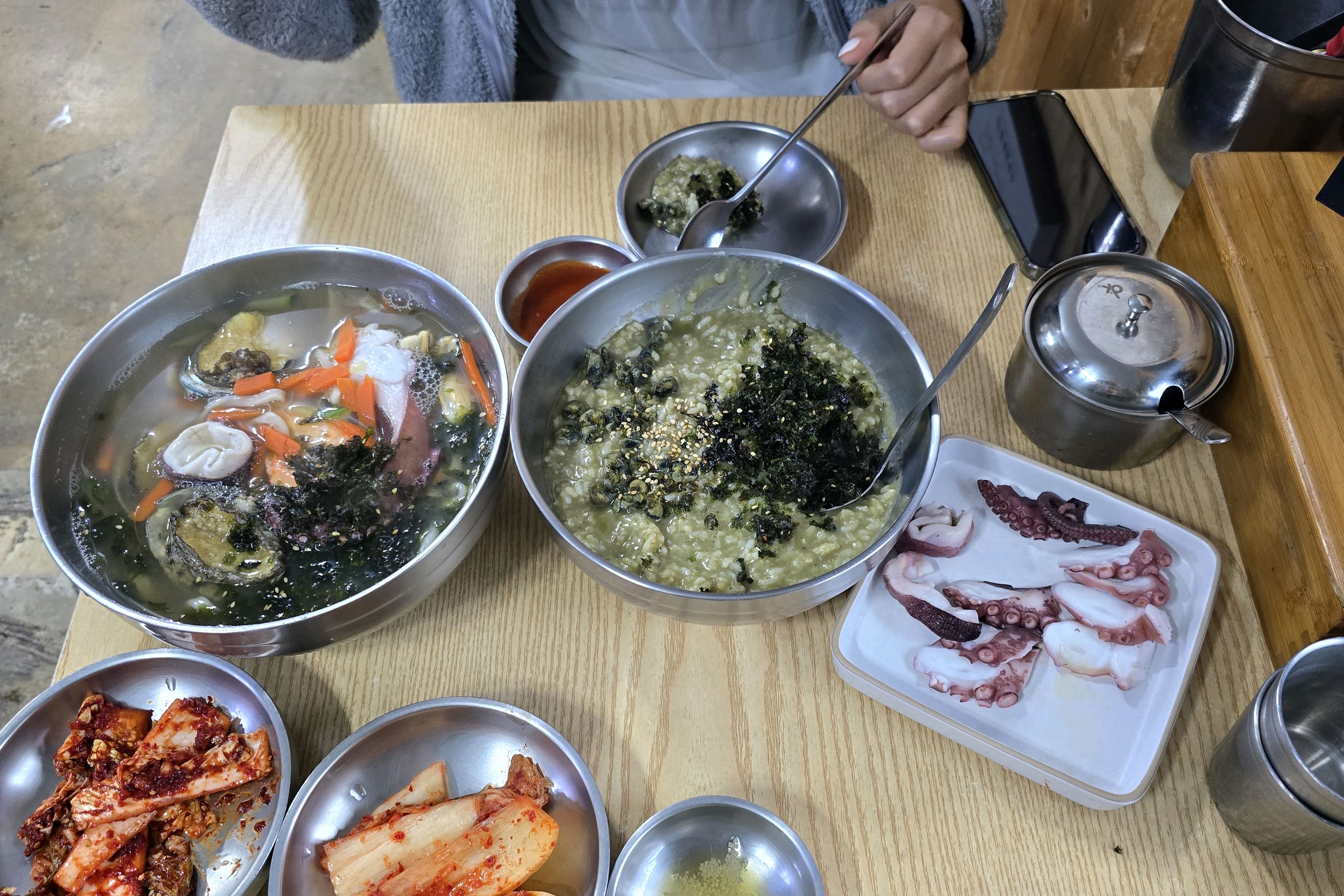 제주 협재 바다를 끼고 내리는 봄비 속, 따뜻한 위로 한 그릇이 절실한 순간—'협재칼국수'