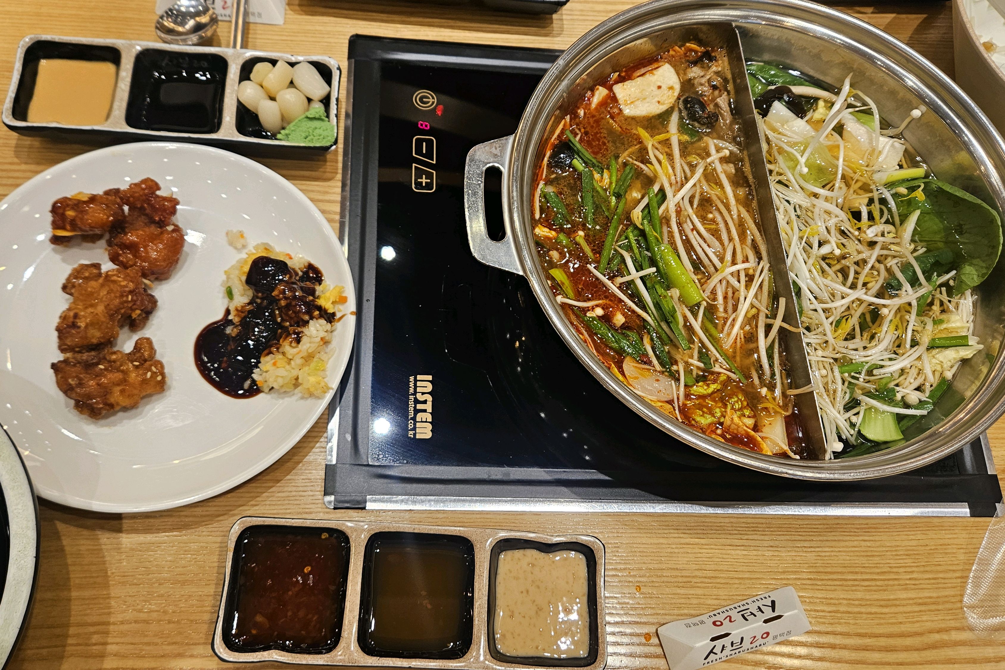 훠궈탕이 맛있어요. 월남쌈 싸먹기 재료가 잘 손질되어 있어서 너무 좋습니다. 추천드려요.