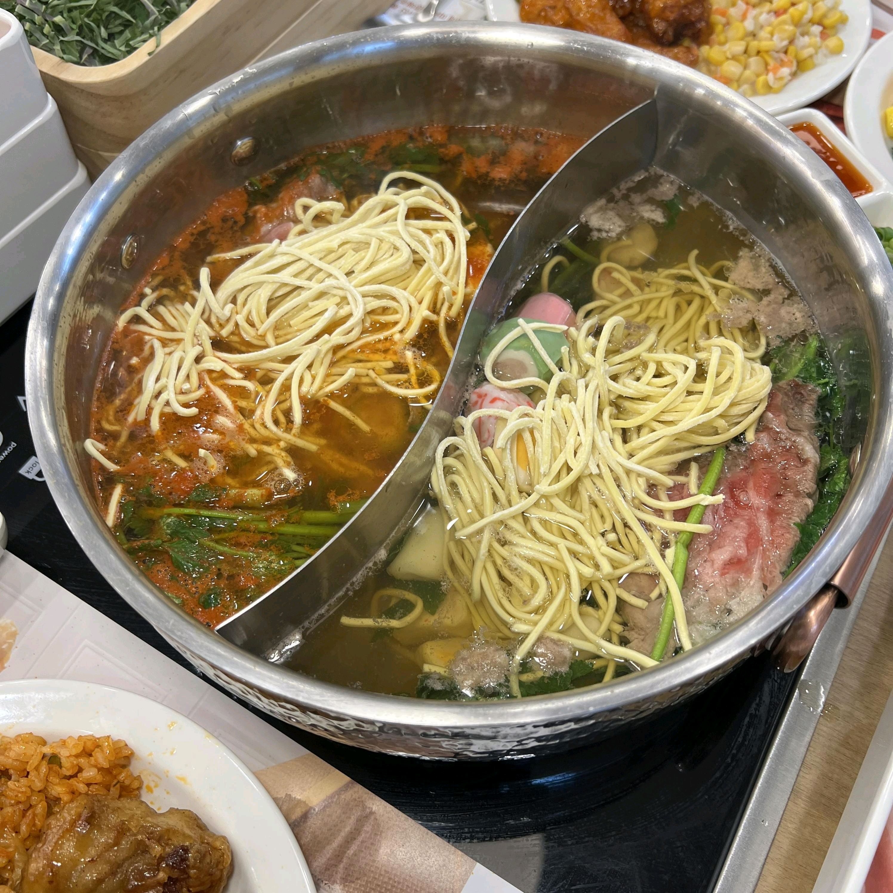 진짜 맛있게 먹고 왔네요. 샐러드바 구성이 신선하고 깔끔해서 좋았고 프리미엄 소고기 무제한
