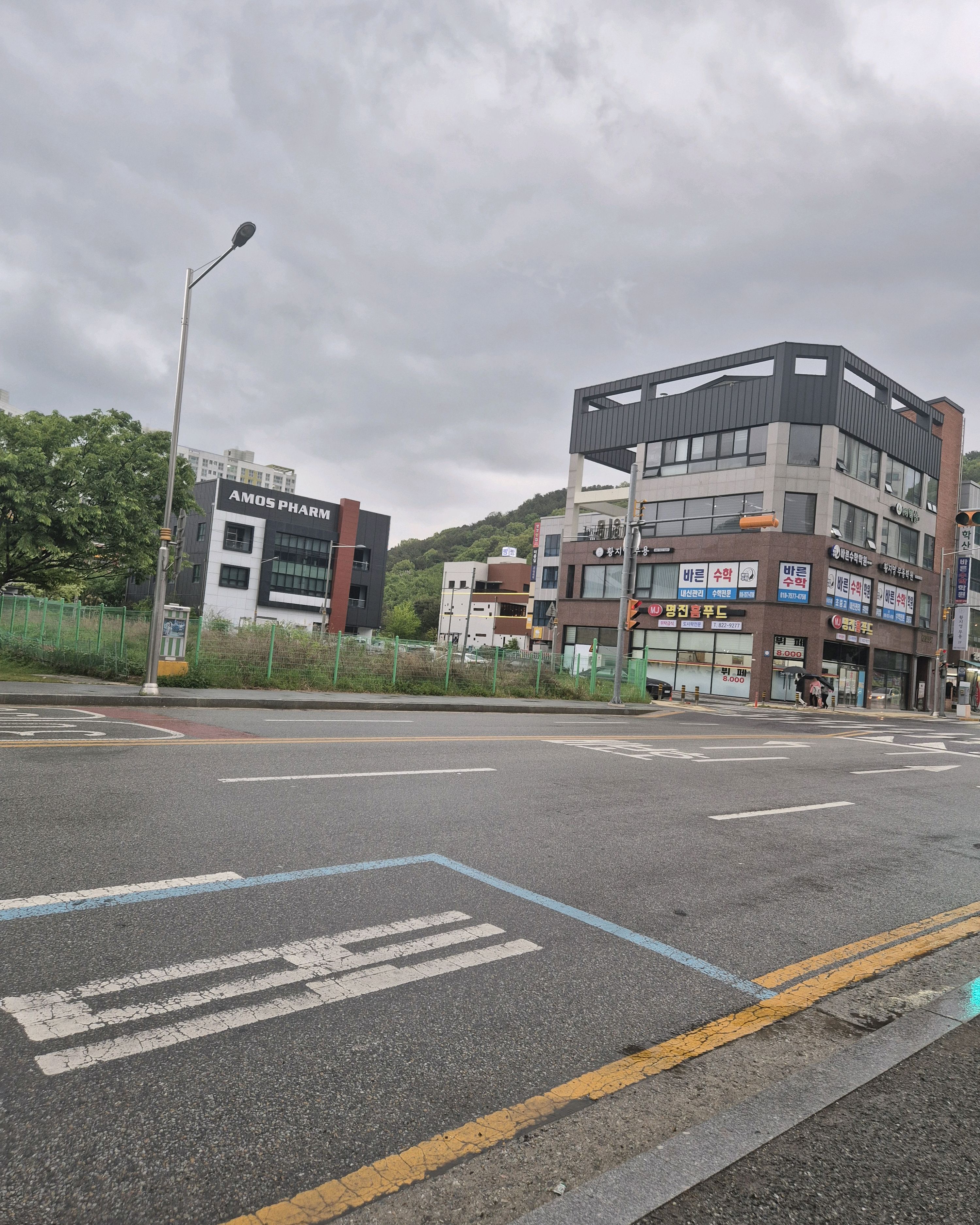 충전할 수 있는 곳이 없어요. 충전도 불가능하대요. - 대전 맛집 연선흠베이커리카페