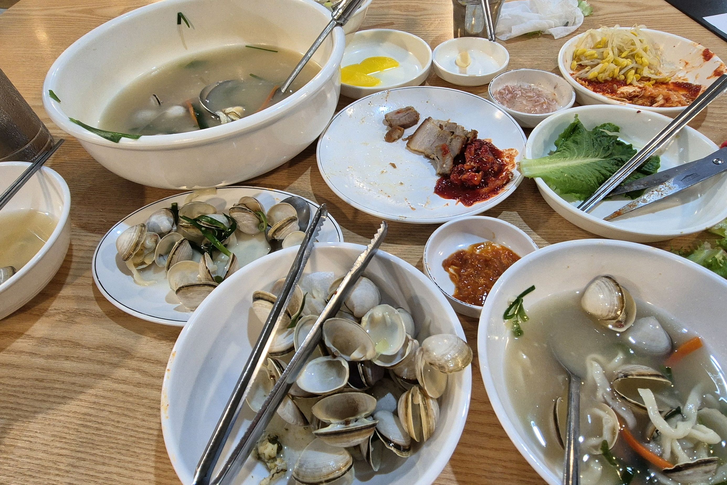평일 저녁 대기는.조금 있었습니다. 수육은 양은 적지만 맛있었고 칼국수도 맛있었어요. 해감