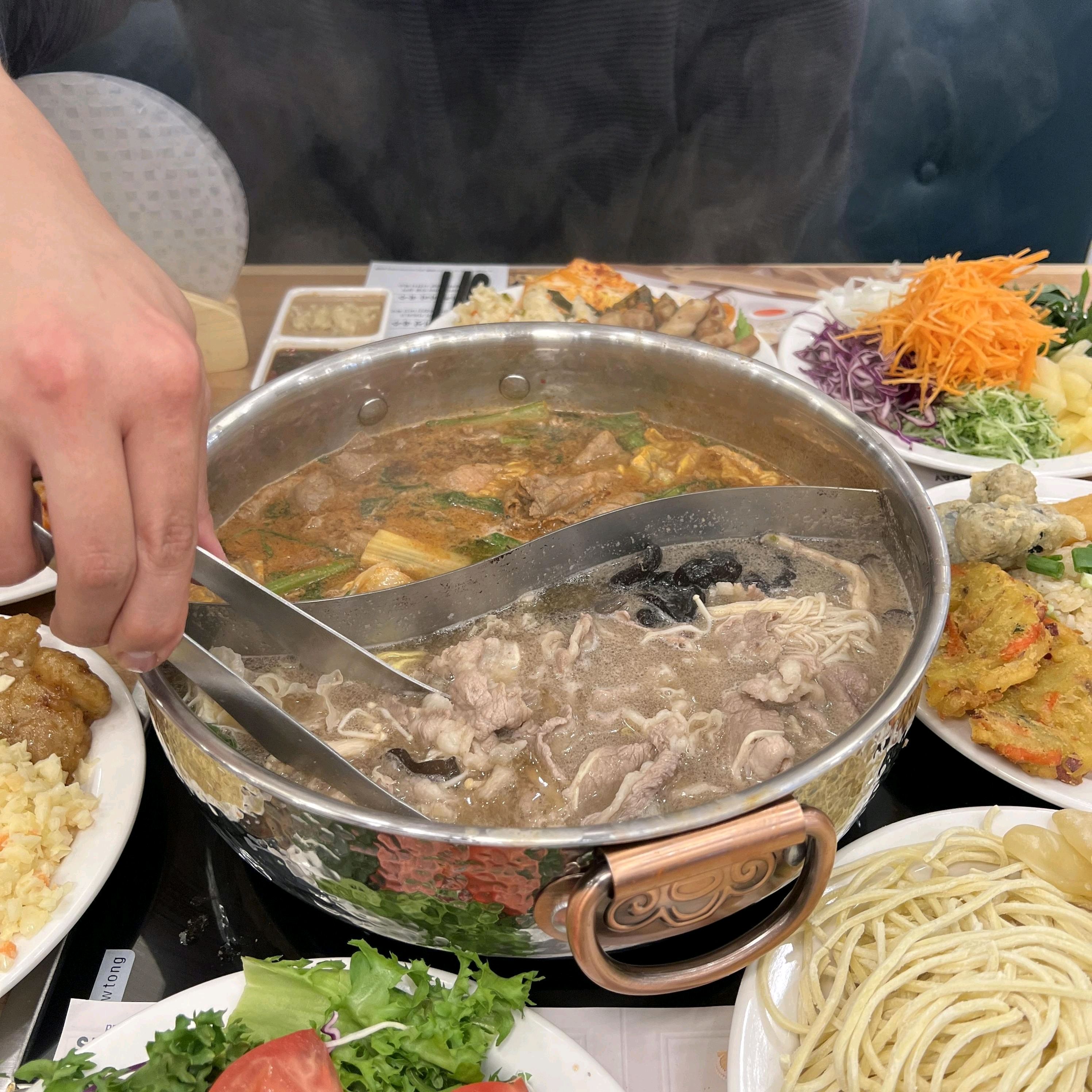 고기가 신선하고 맛있었고 남자친구도 만족해서 기분 좋은 저녁 보냈어요 샐러드바도 종류 많고