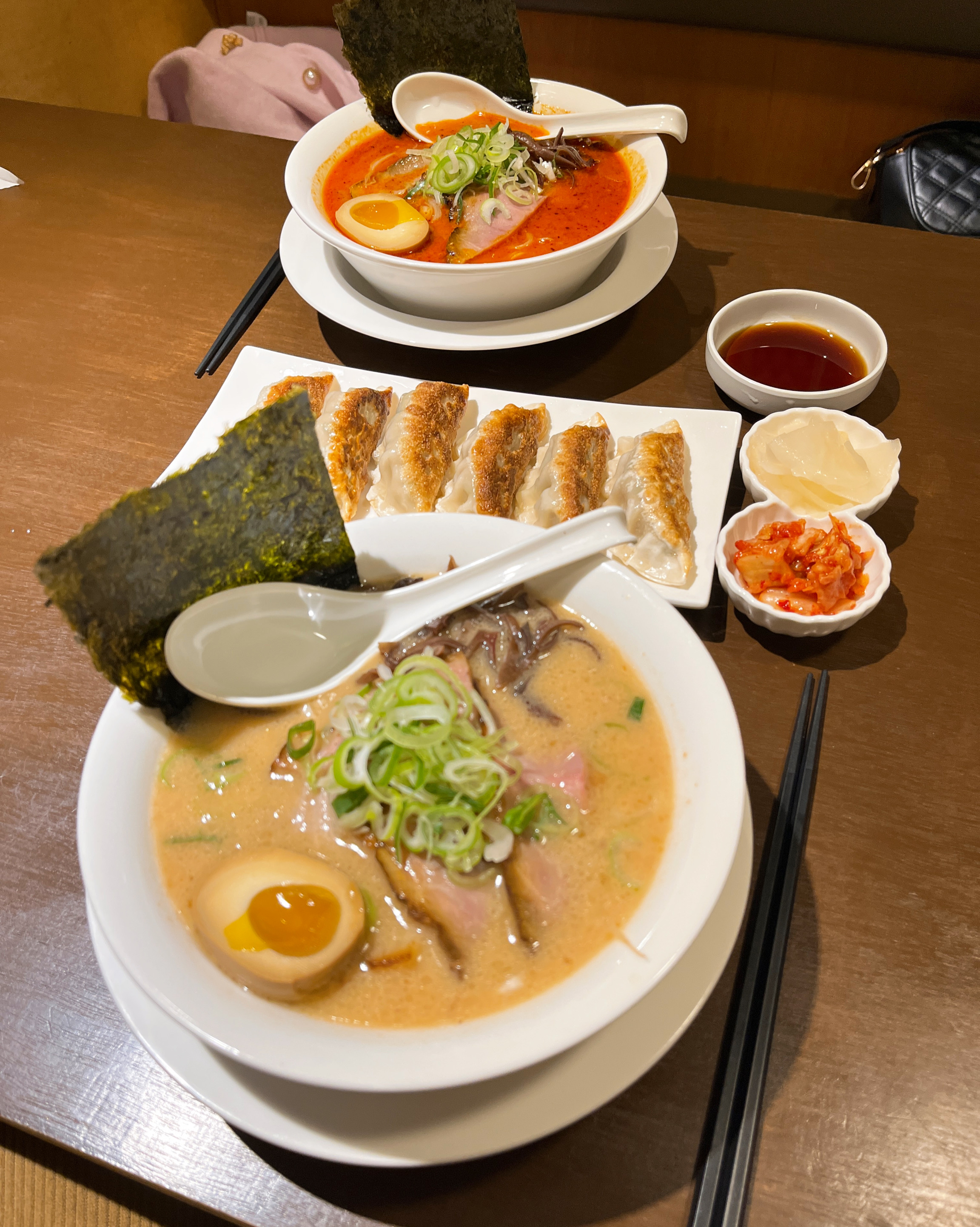 쿄우와 돈코츠라멘은 무겁거나 진하지 않고 가볍게 우려낸 맛이었어요. 풍미보다 적당히 깔끔함