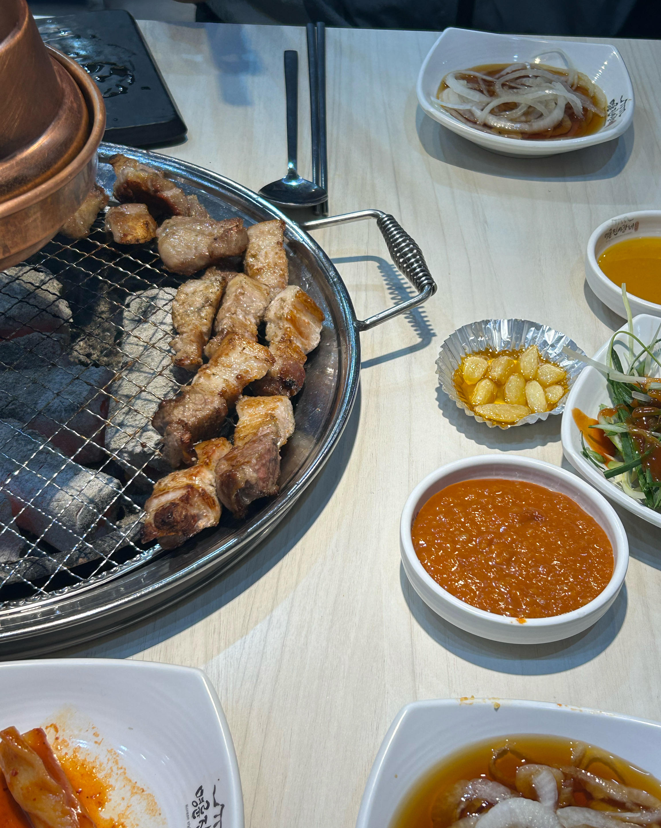 고기가 너무 신선하고 질이 좋아서 먹을 때마다 감탄이 나와요!! 특히 삼겹살이 정말 최고에