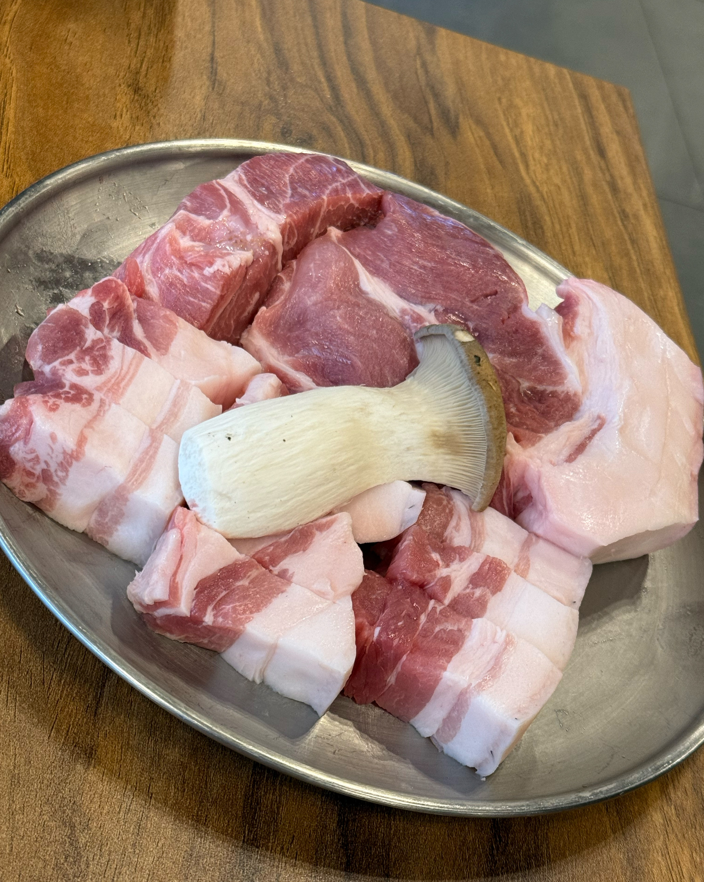 밑반찬 정갈하고 무엇보다 고기 질이 너무 좋아요 ㅎ - 인천 맛집 칠돈가 청라점