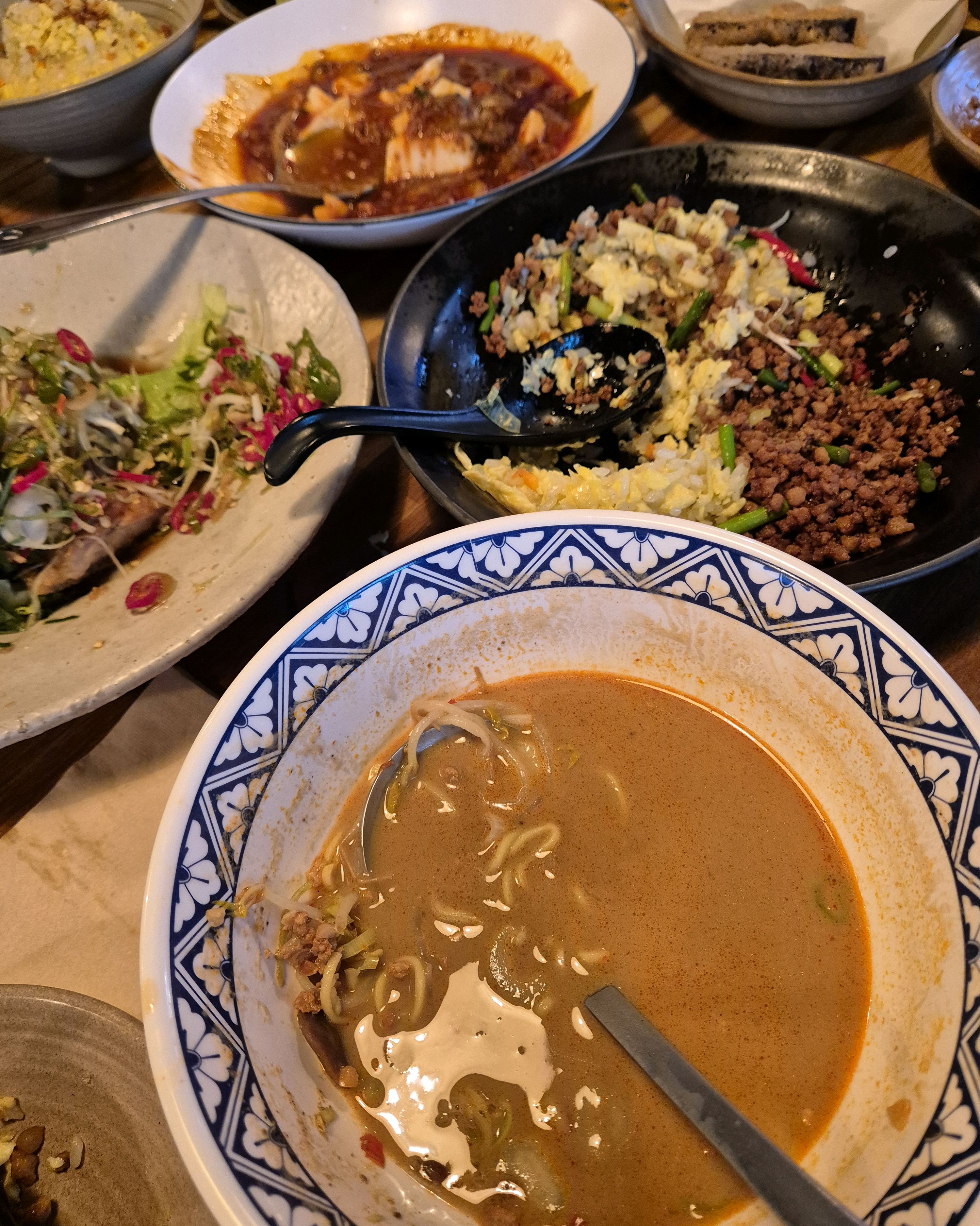 너무 맛있어서 미리 사진 못 찍고 먹다가 찍어버렸네요..샤오롱바오 맛있고 유린기도 맛있고요